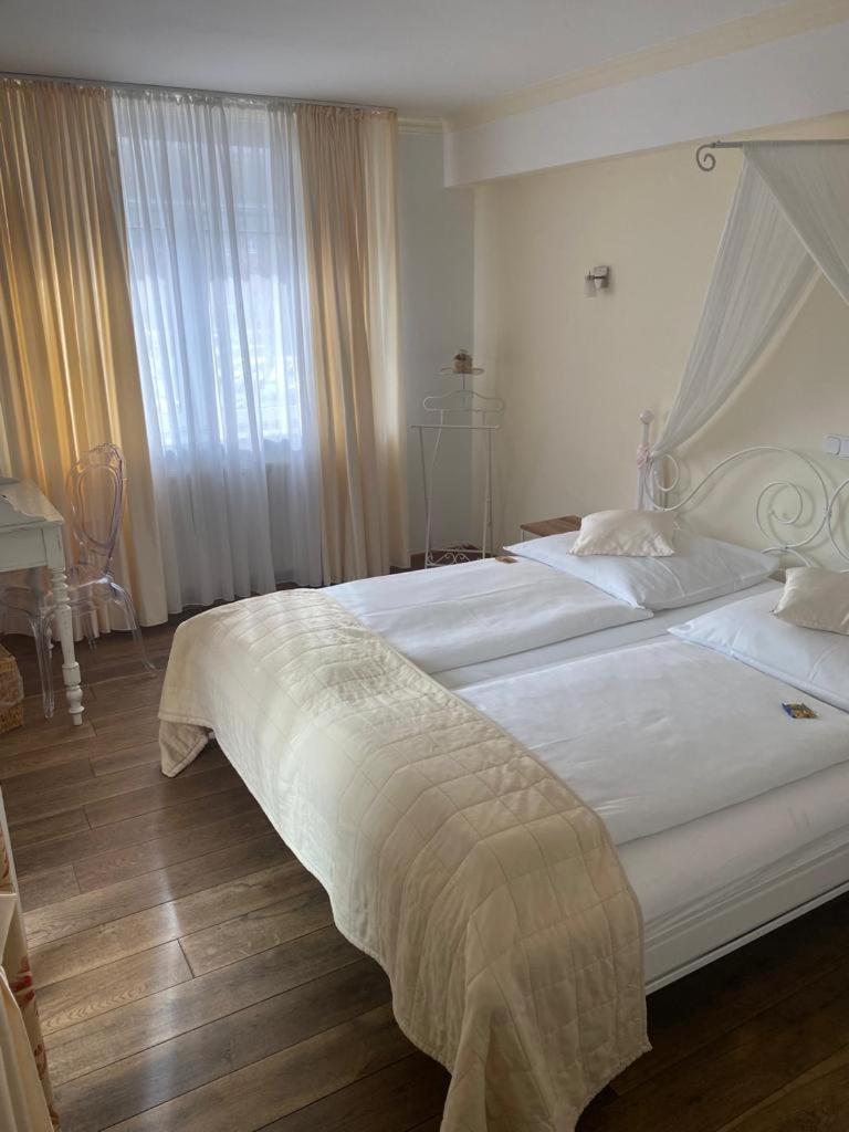Large Double Room - Photo 4