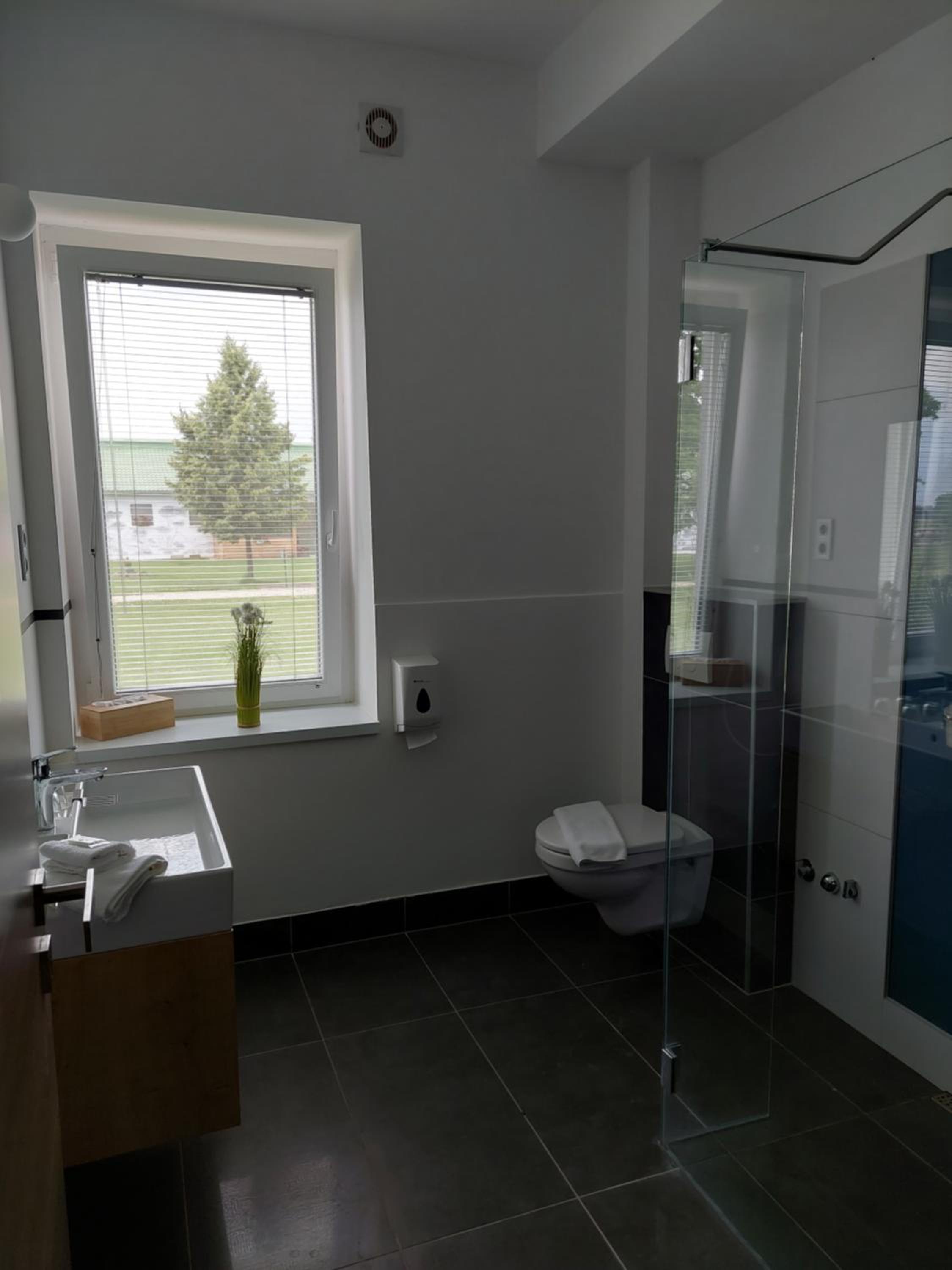 Quadruple Room - Photo 13