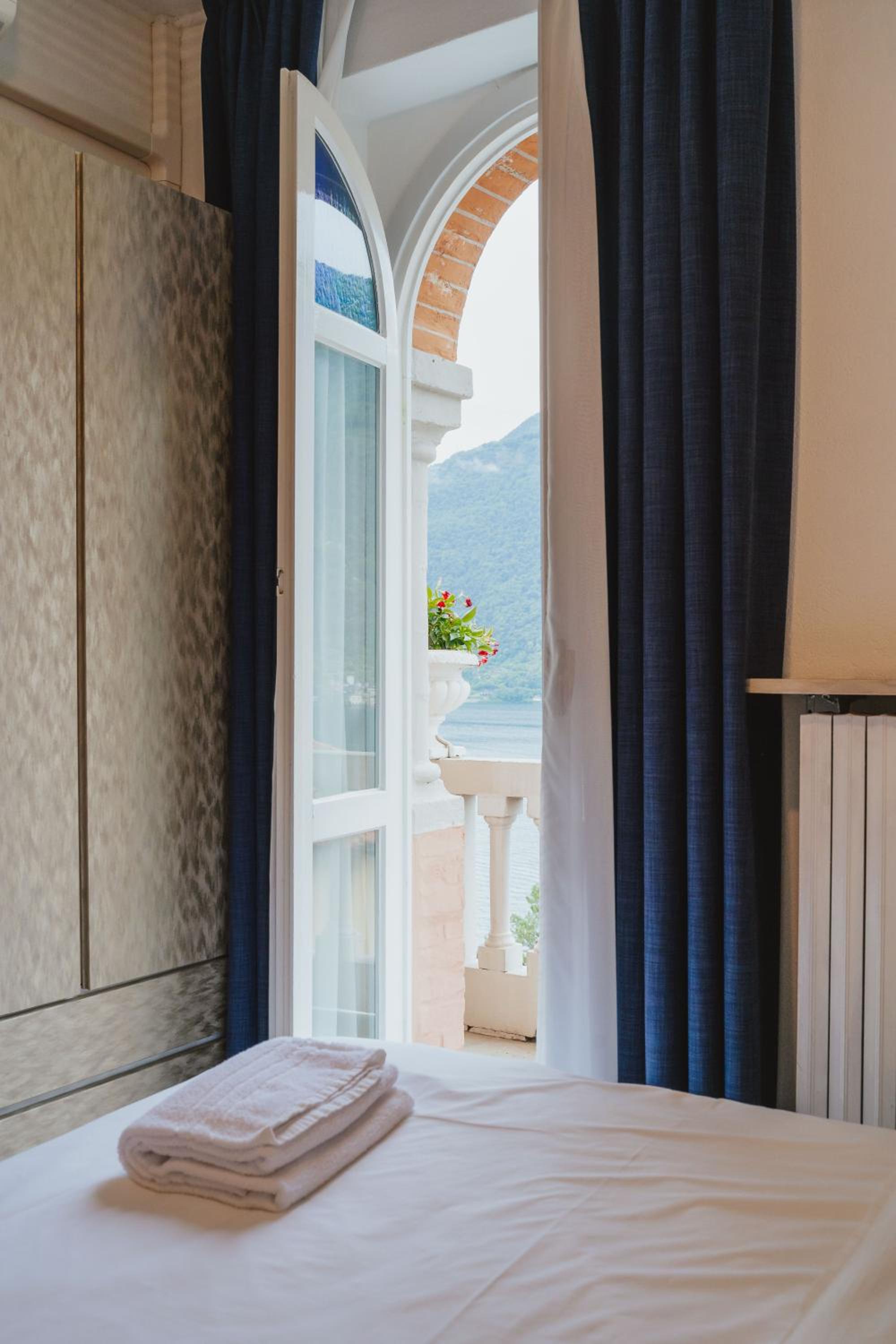 Double Room with Balcony - Photo 3