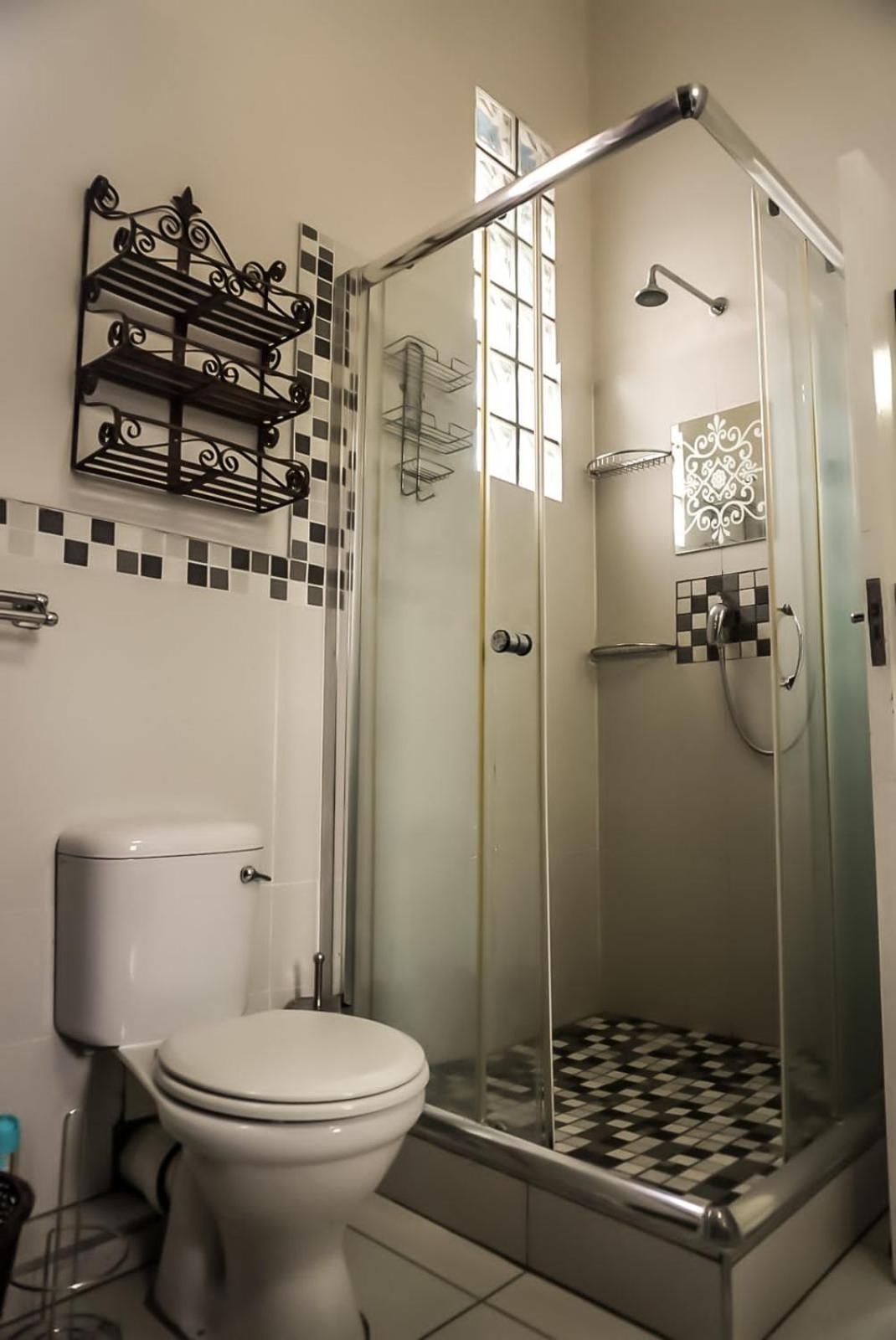 Apartment With Shared Bathroom photo 3