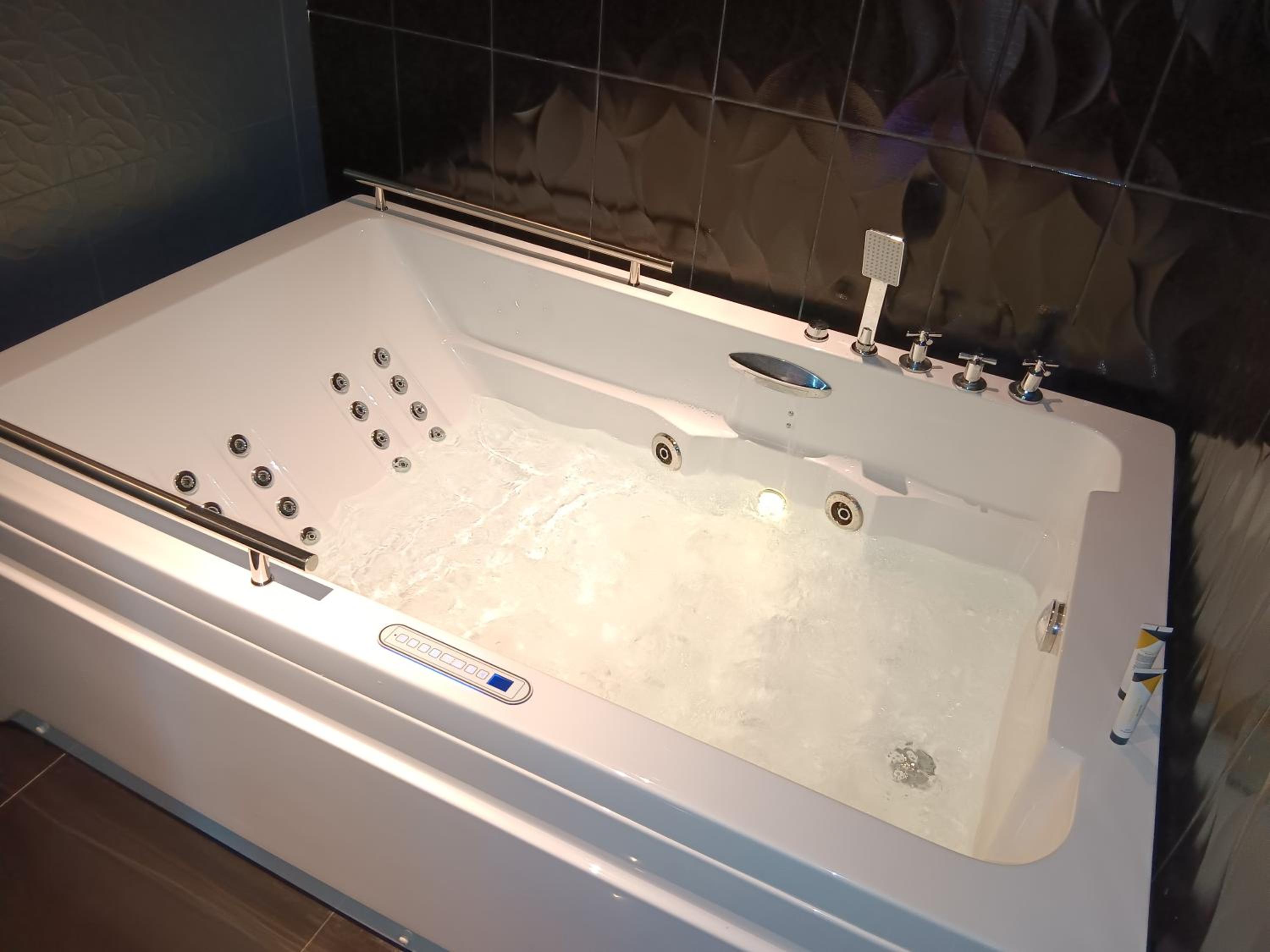 Queen Room with Spa Bath photo 2