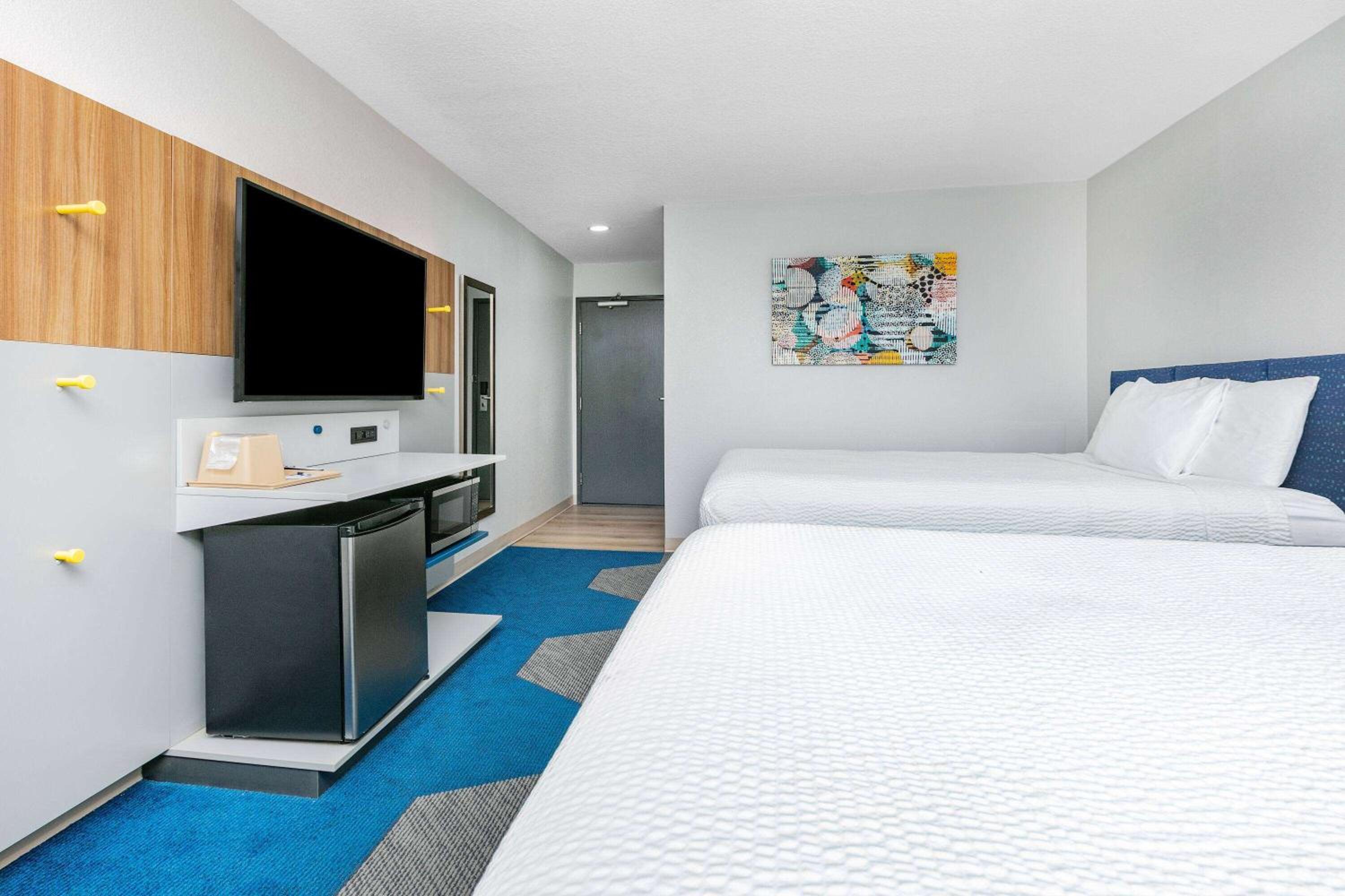 Deluxe Queen Room with Two Queen Beds - Non-Smoking - Photo 1