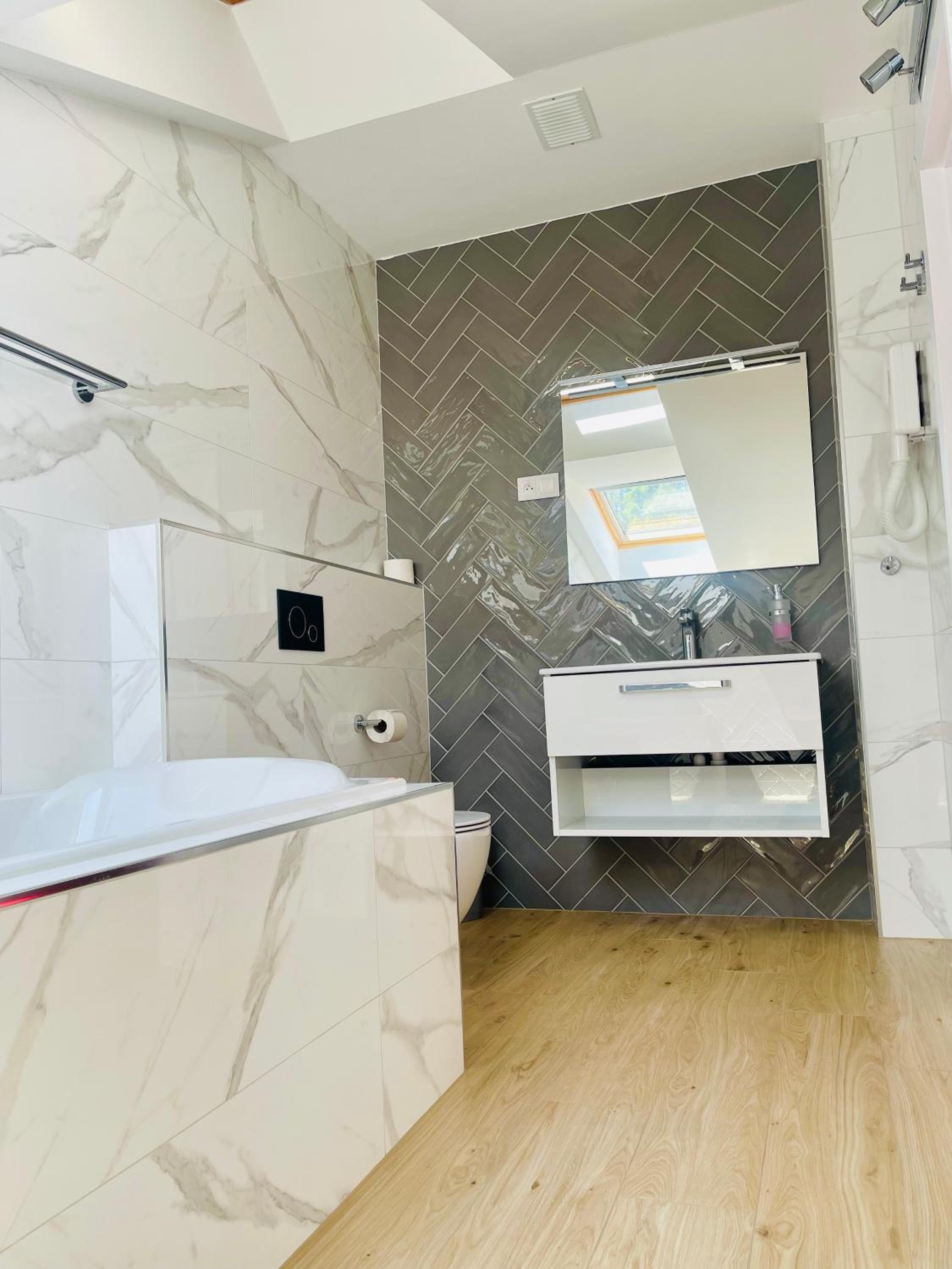 Deluxe King Room - Photo 8