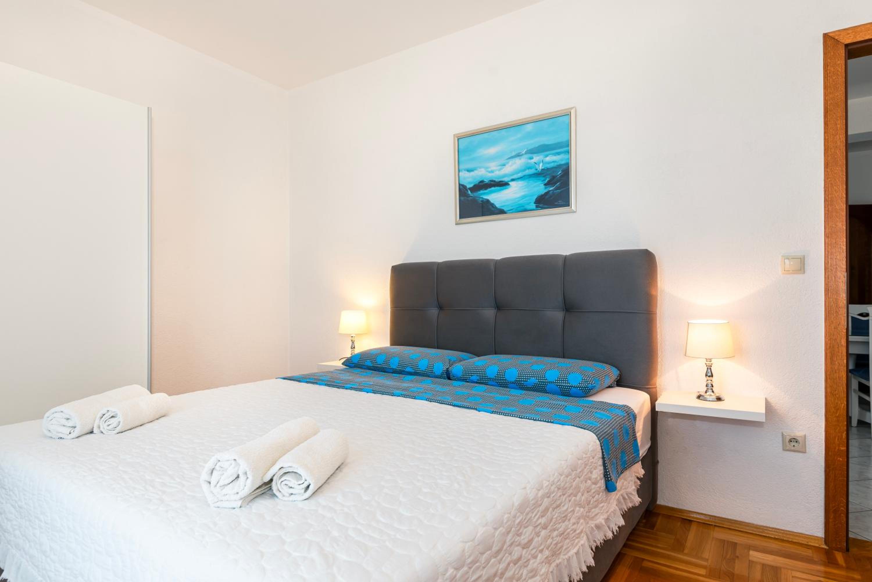 Comfort One-Bedroom Apartment with Balcony and Sea View photo 3