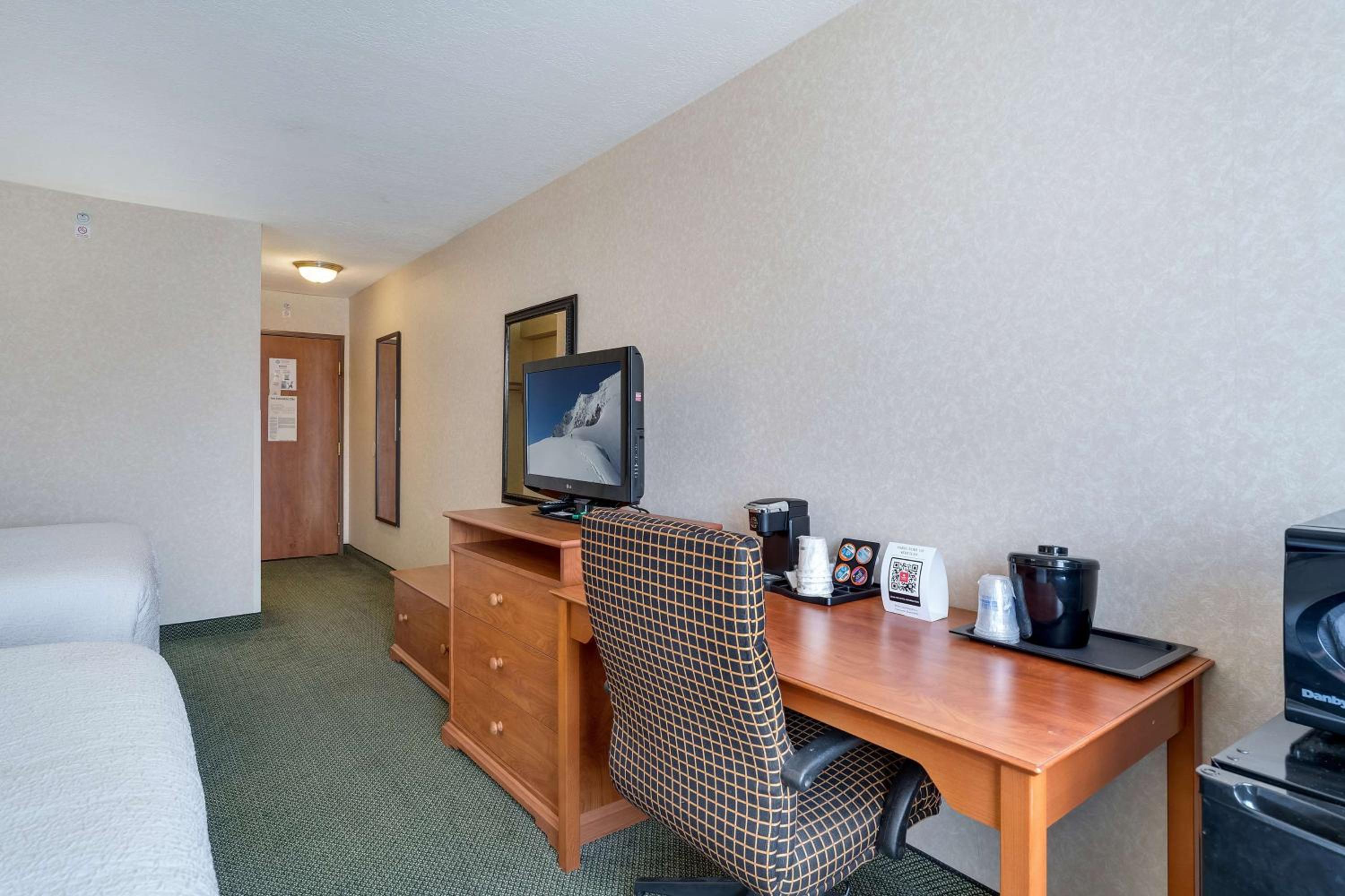 Queen Room with Two Queen Beds - Pet Friendly/Non-Smoking photo 1