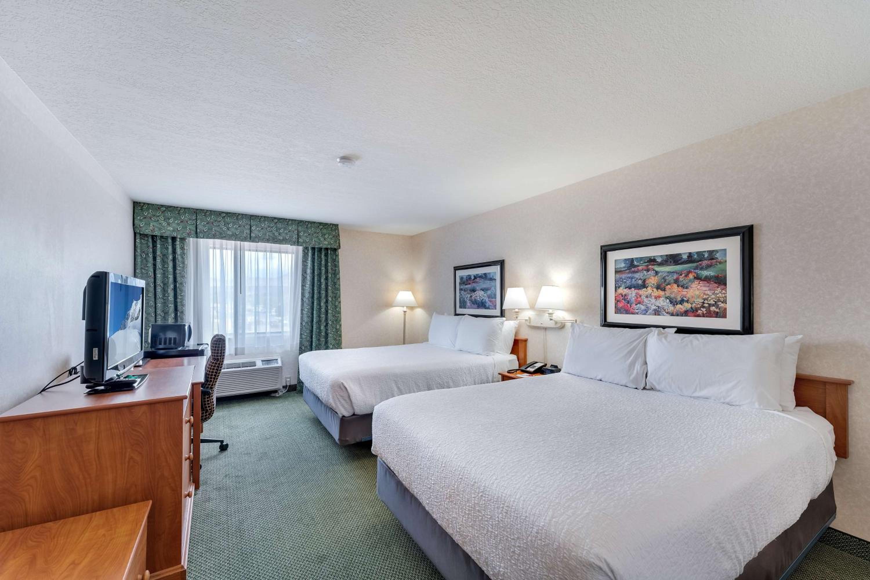 Queen Room with Two Queen Beds - Pet Friendly/Non-Smoking photo 2