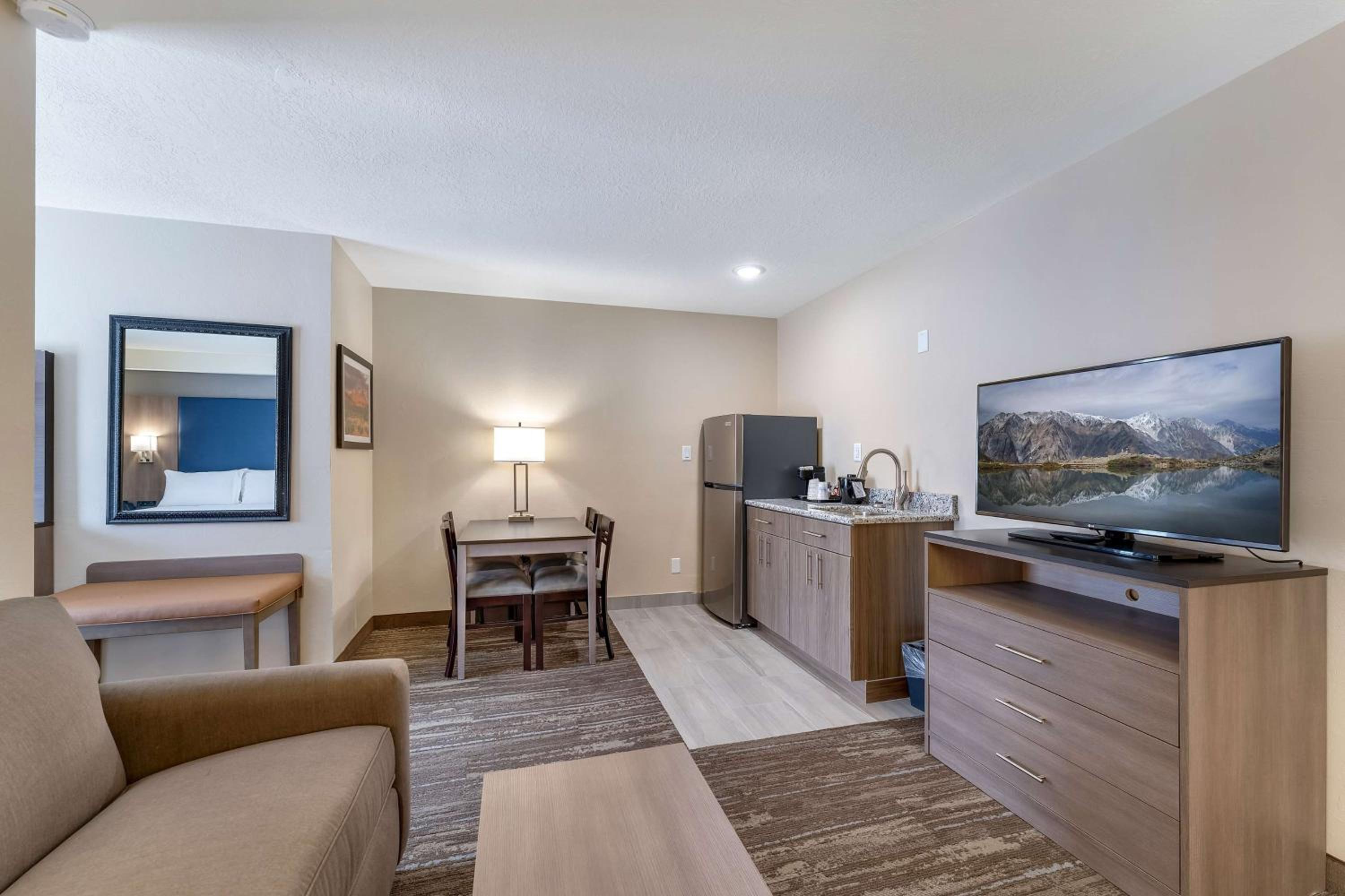 Queen Suite with Sofa Bed and Kitchenette - Non-Smoking photo 1
