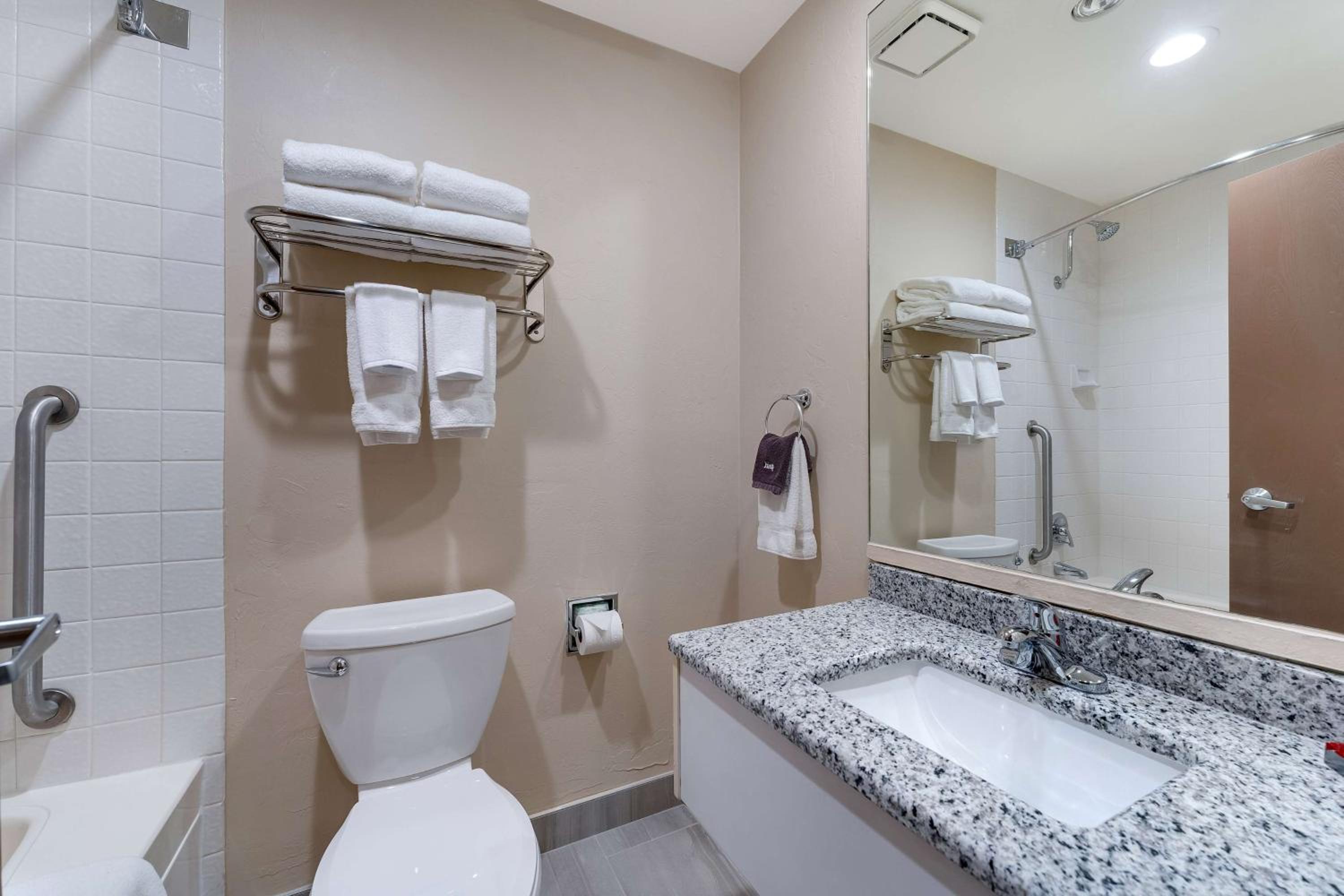 Queen Room with Two Queen Beds - Pet Friendly/Non-Smoking photo 3