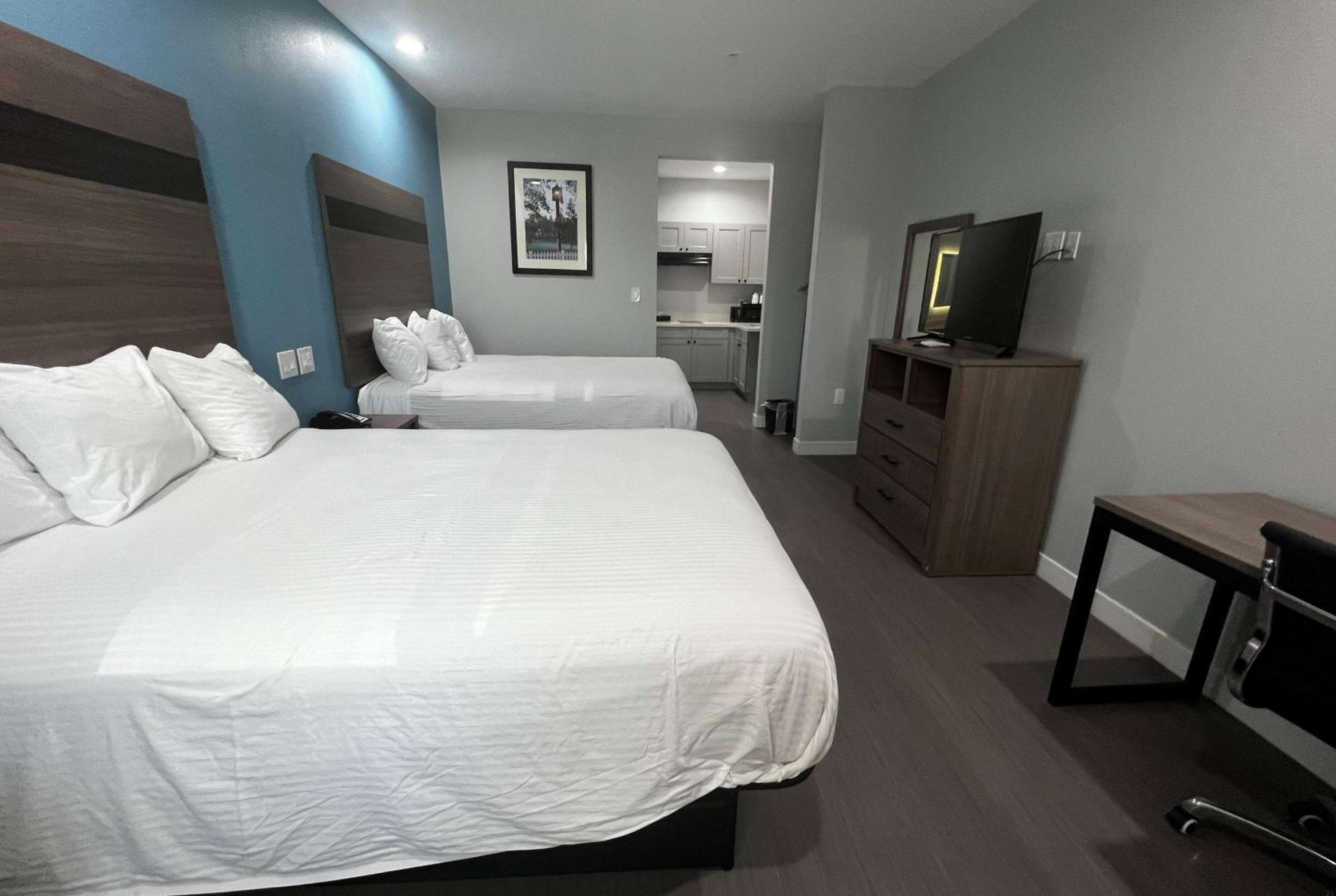 Suite with Two Double Beds - Non-Smoking - Photo 10
