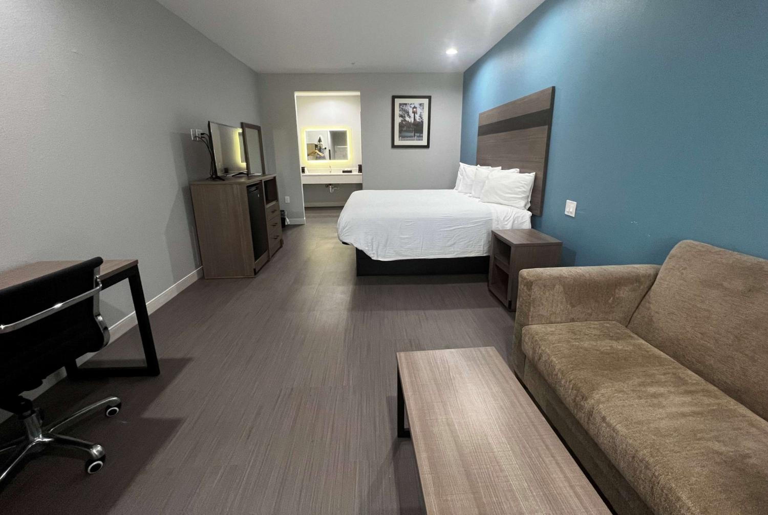 King Room - Non-Smoking - Photo 5