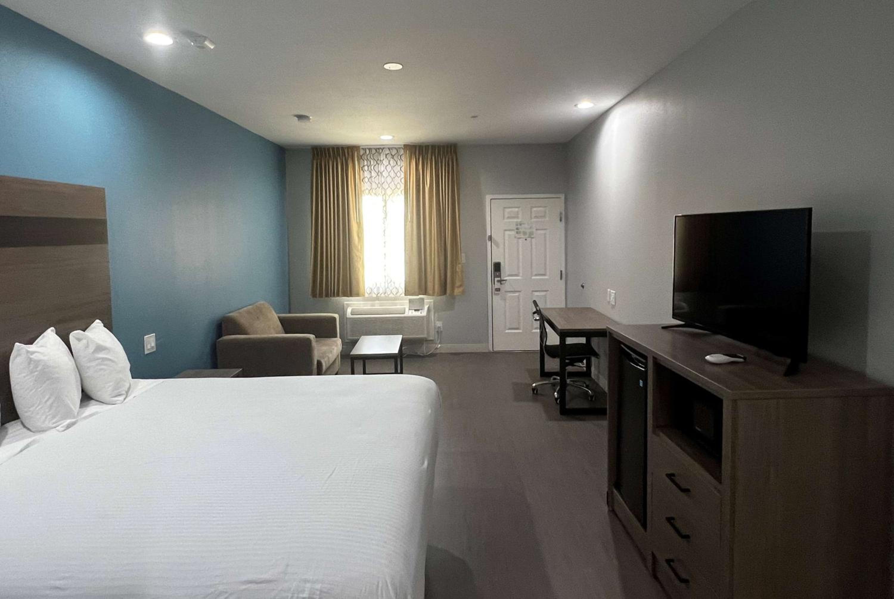 King Room - Non-Smoking - Photo 10