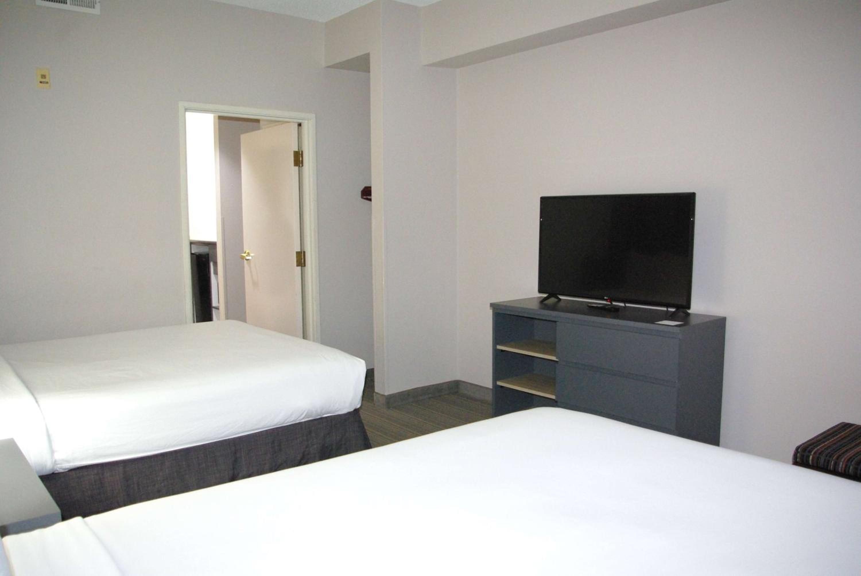 One-Bedroom Suite with Two Queen Beds, Non-Smoking - Photo 11