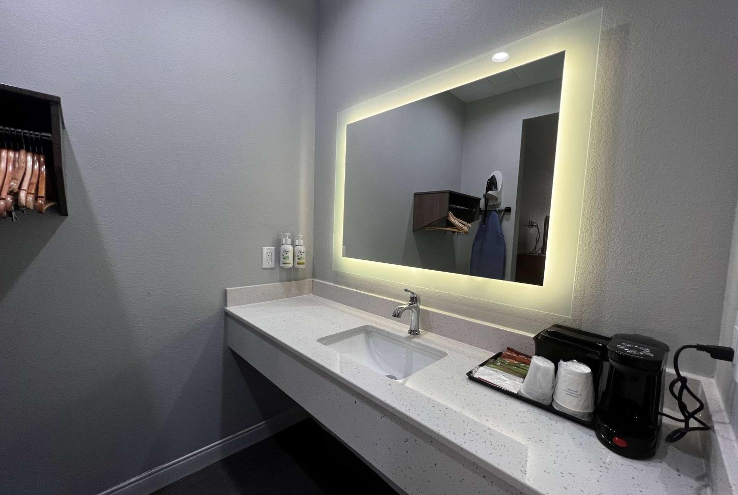 King Room - Non-Smoking - Photo 3