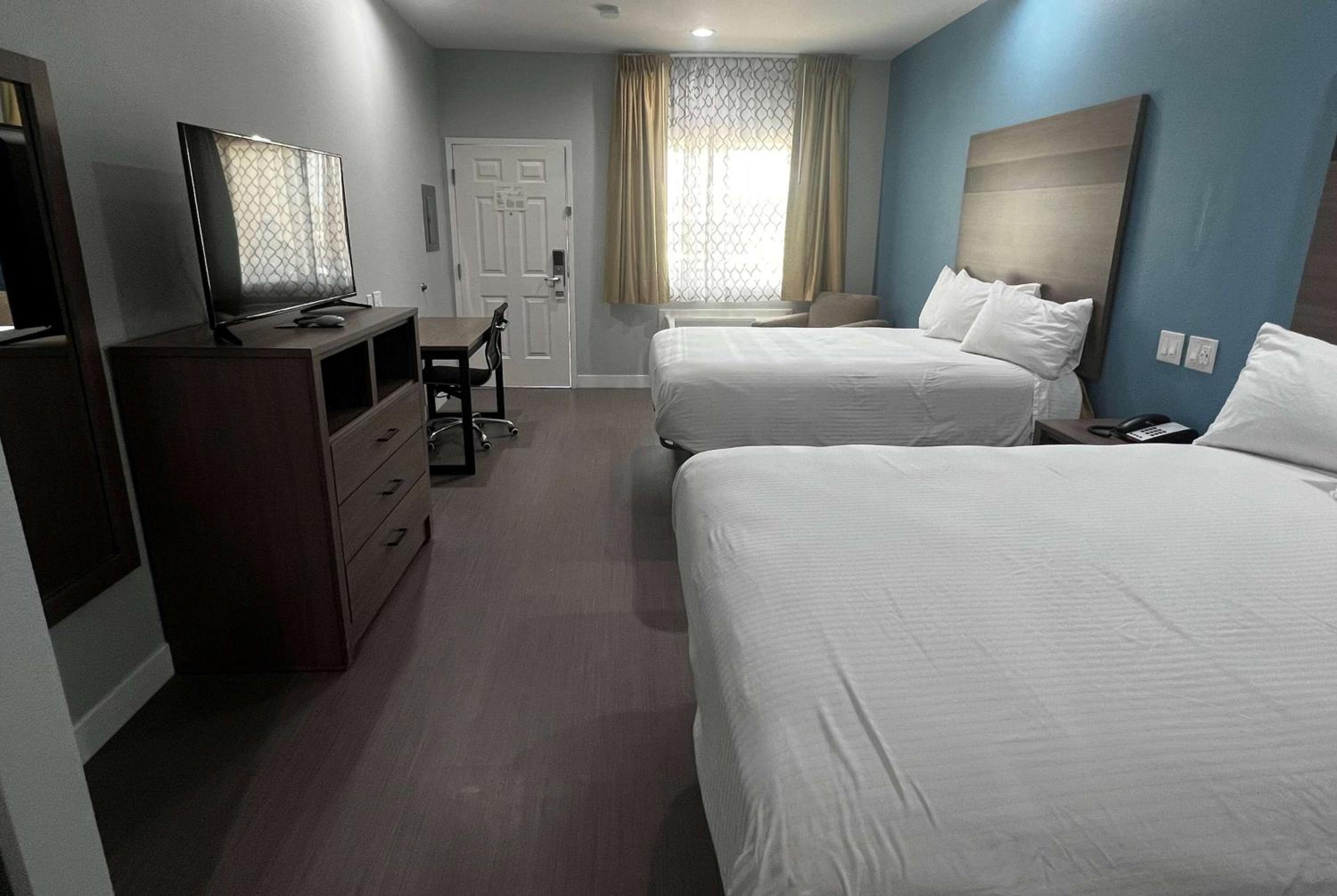 Suite with Two Double Beds - Non-Smoking - Photo 7