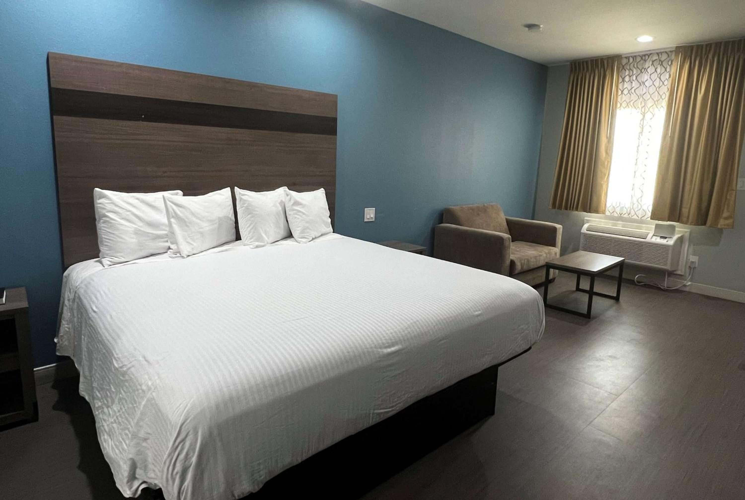King Room - Non-Smoking - Photo 8