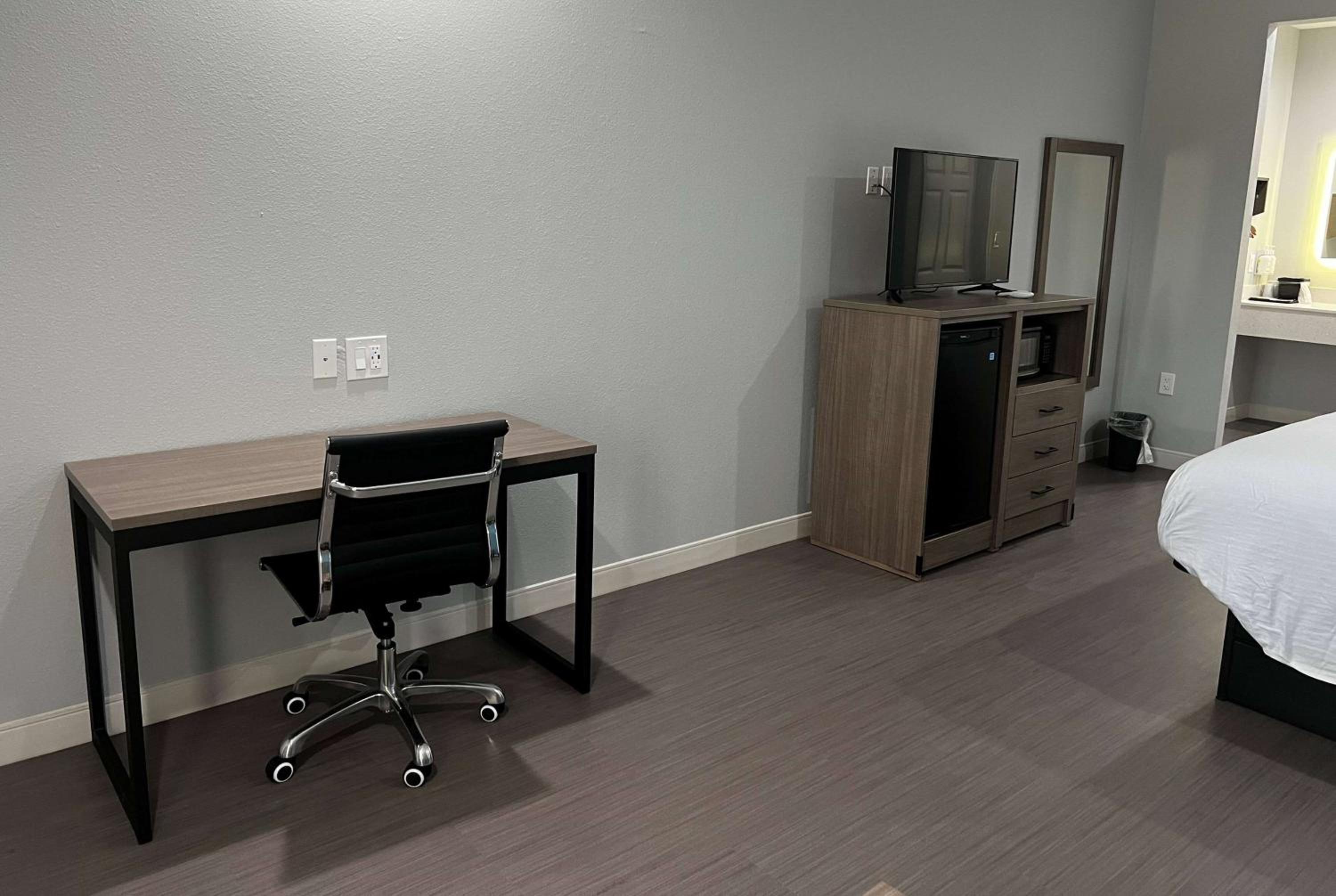 King Room - Non-Smoking - Photo 7