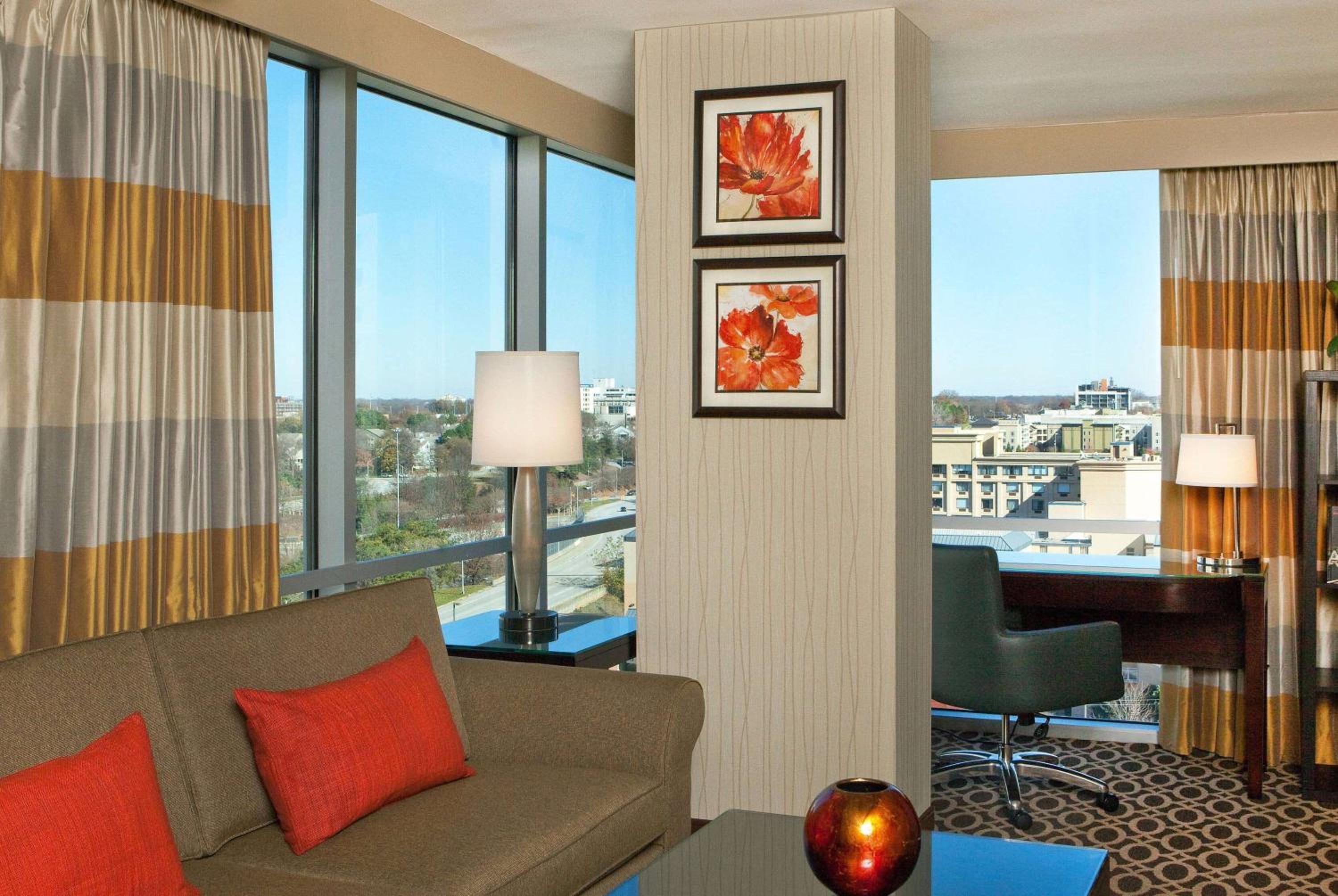 Corner Queen Suite, Non-Smoking photo 1