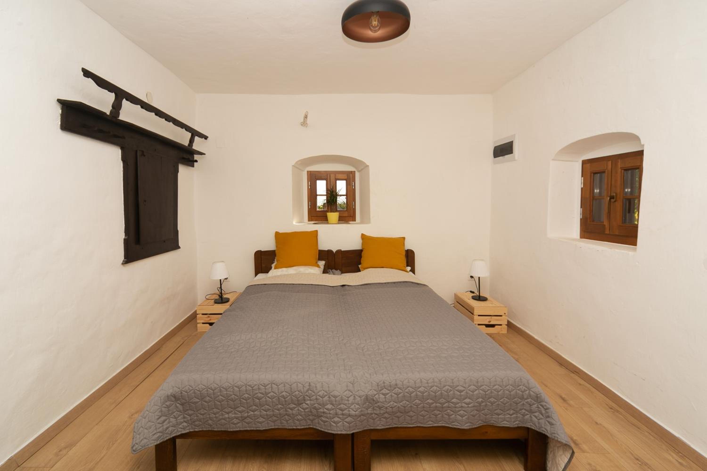 One-Bedroom Apartment photo 1