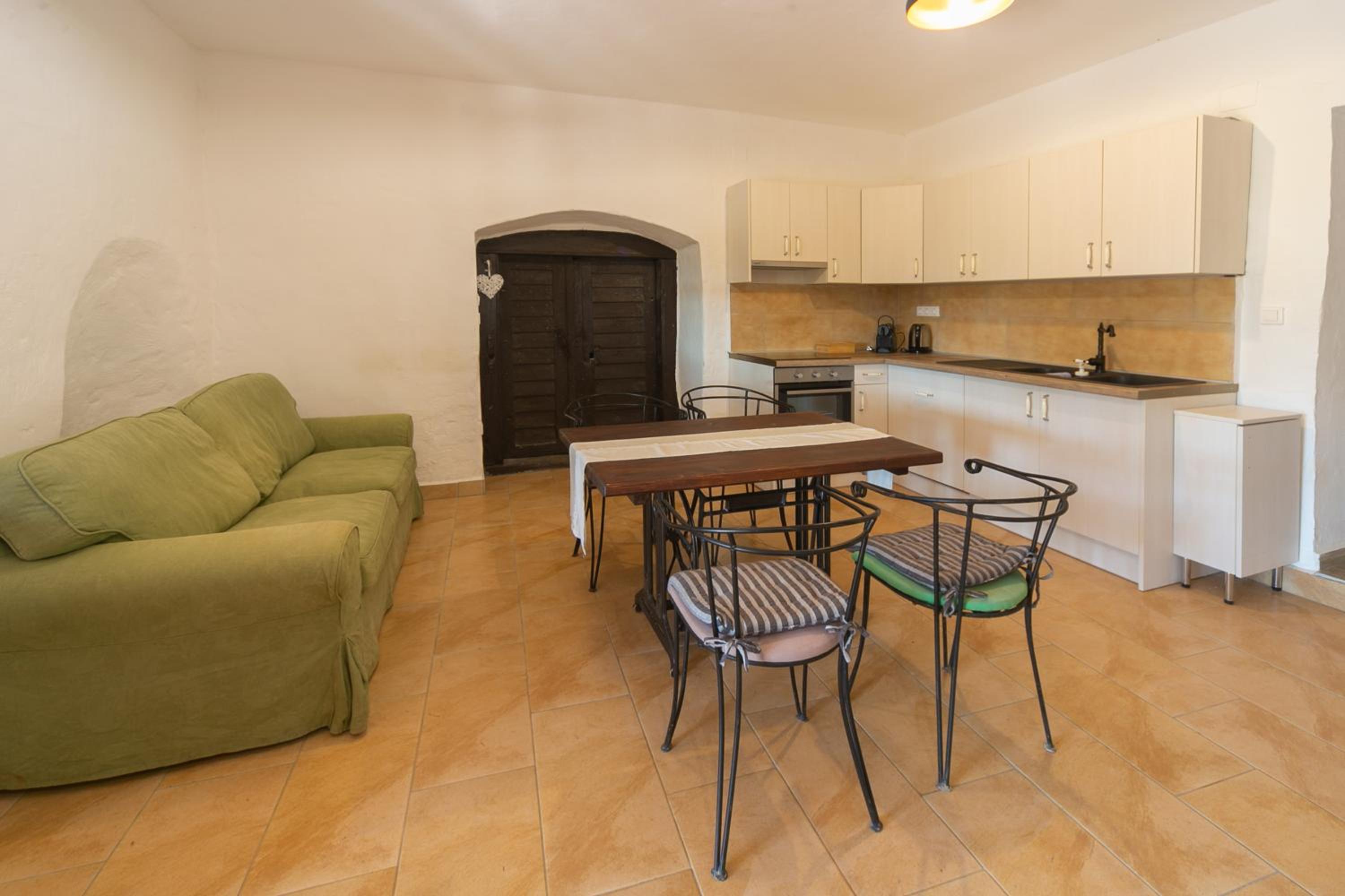 One-Bedroom Apartment photo 2