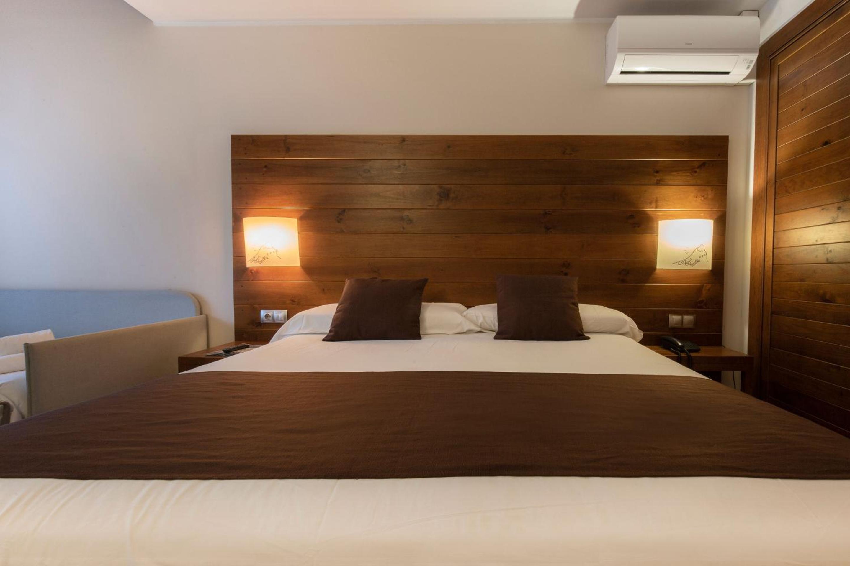 Quadruple Room (3 Adults + 1 Child) photo 1