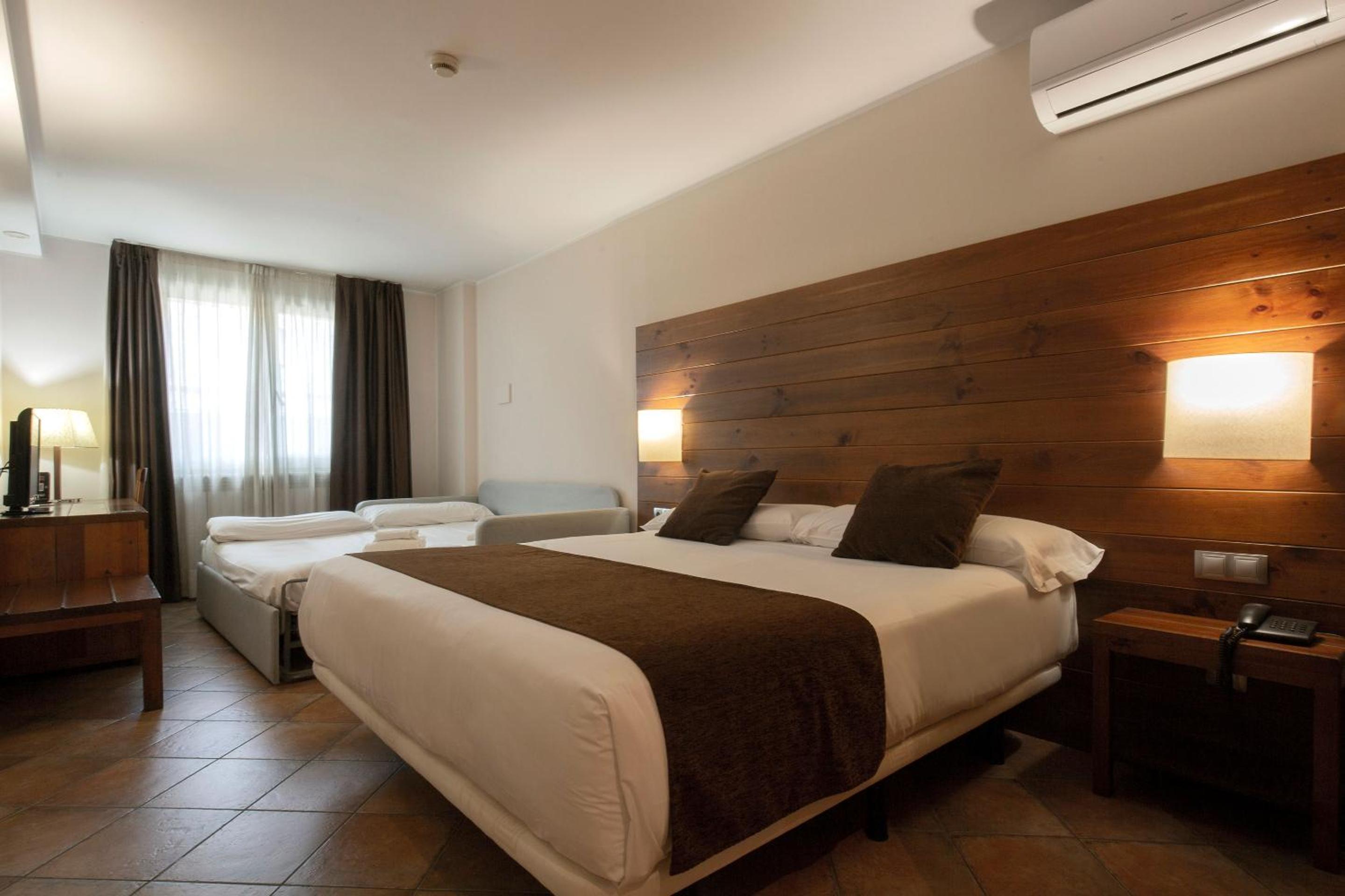 Quadruple Room (3 Adults + 1 Child) photo 2