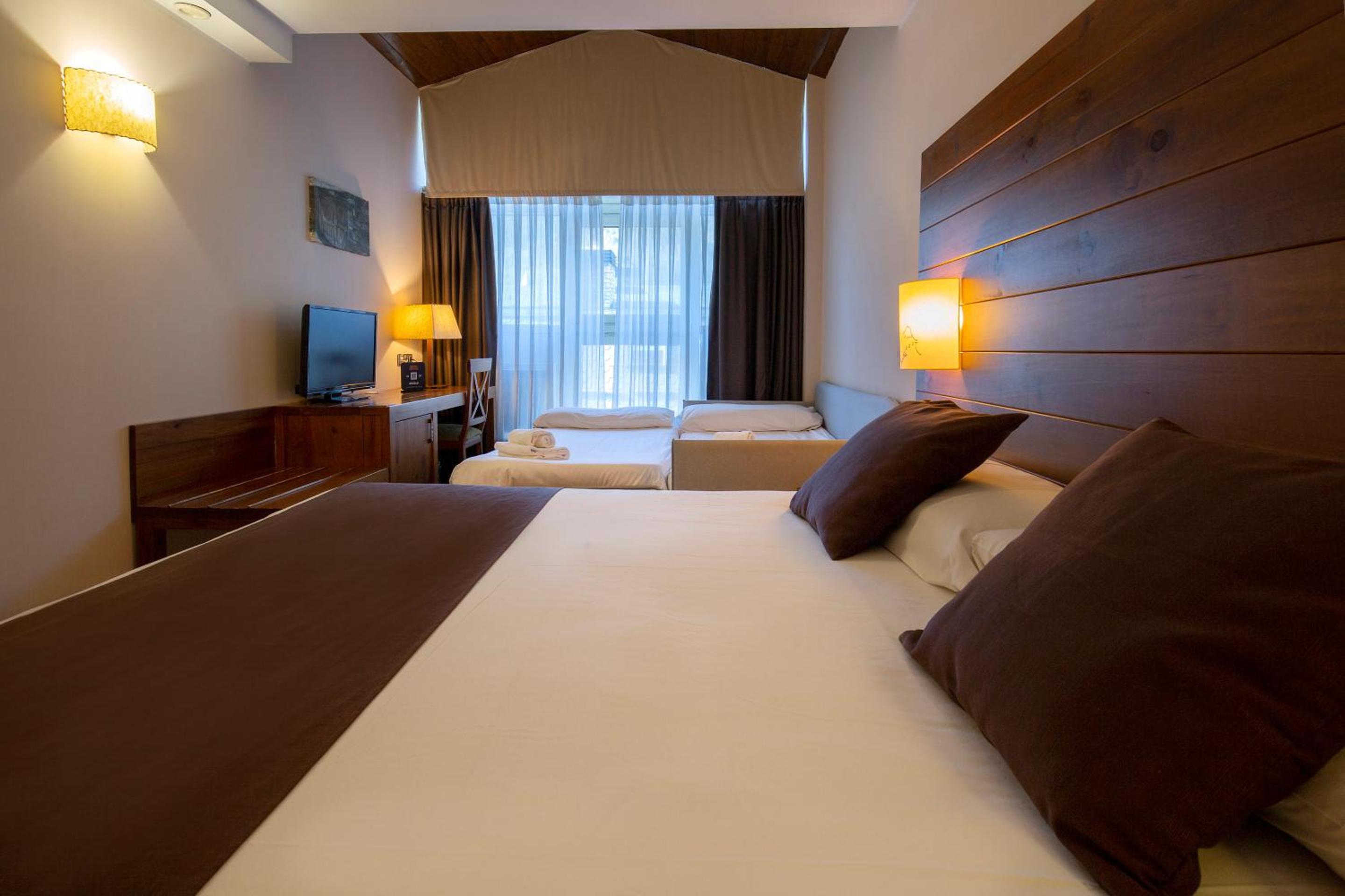 Quadruple Room (3 Adults + 1 Child) photo 3
