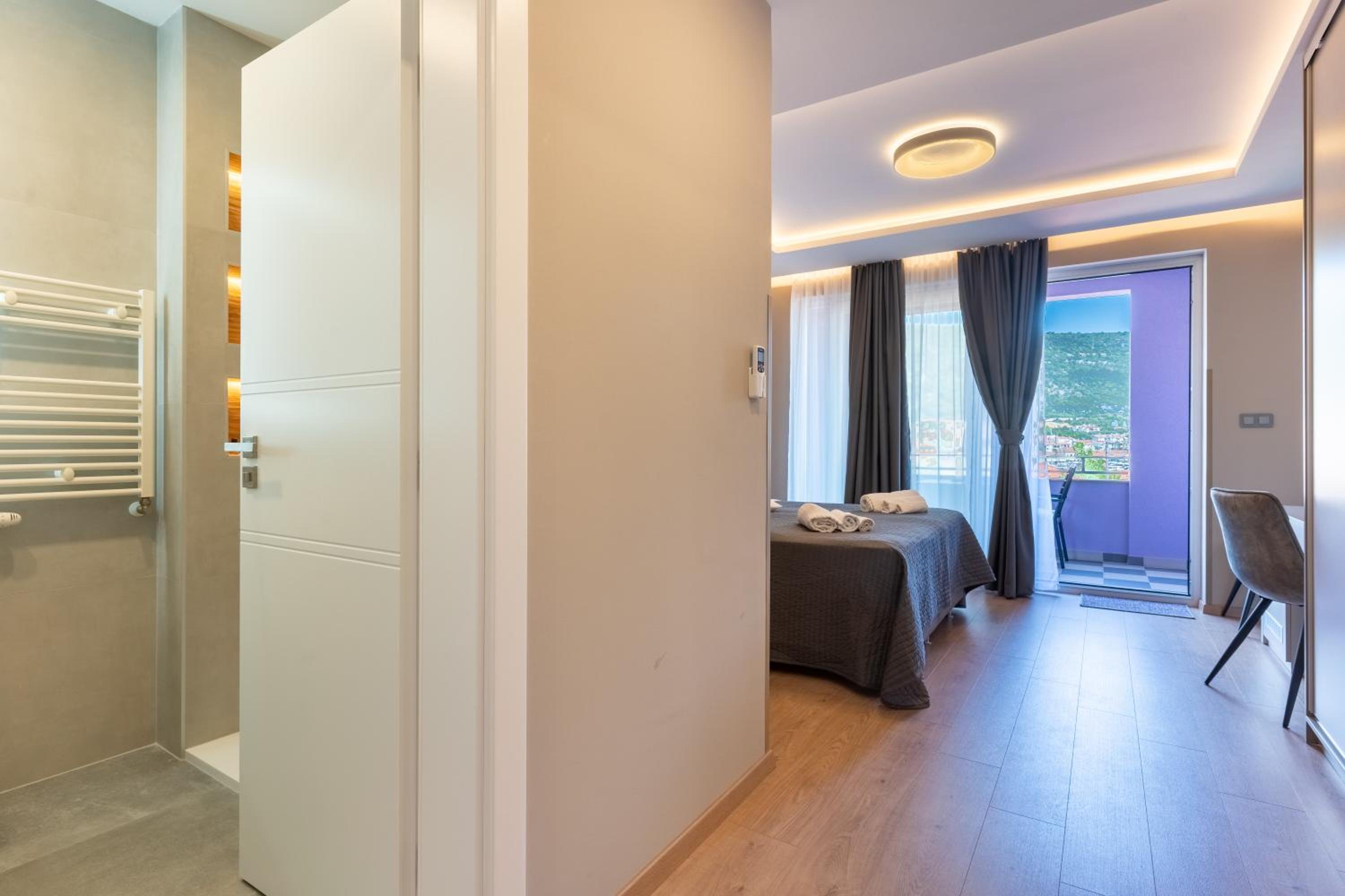 Double Room with Balcony and Sea View - Photo 22