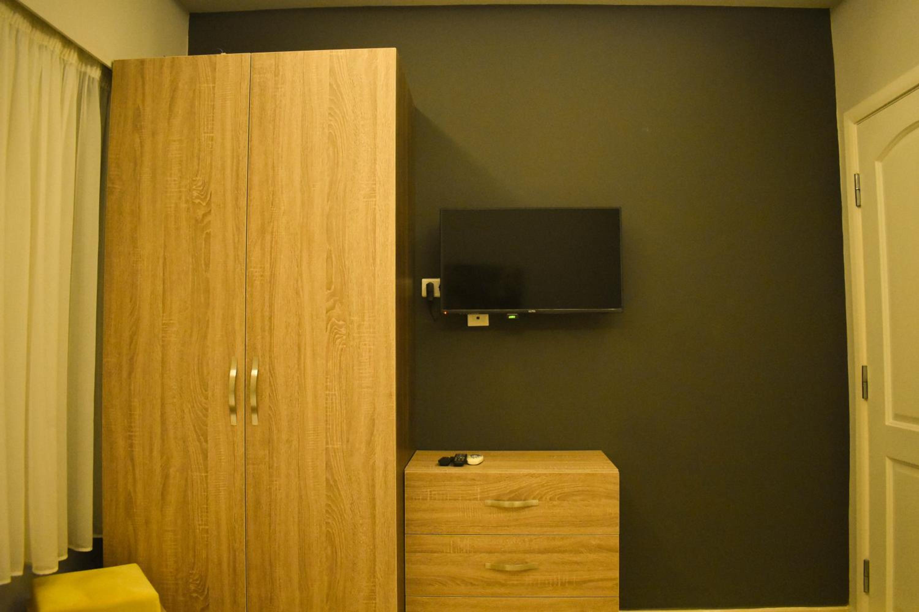 Deluxe Queen Suite photo 1