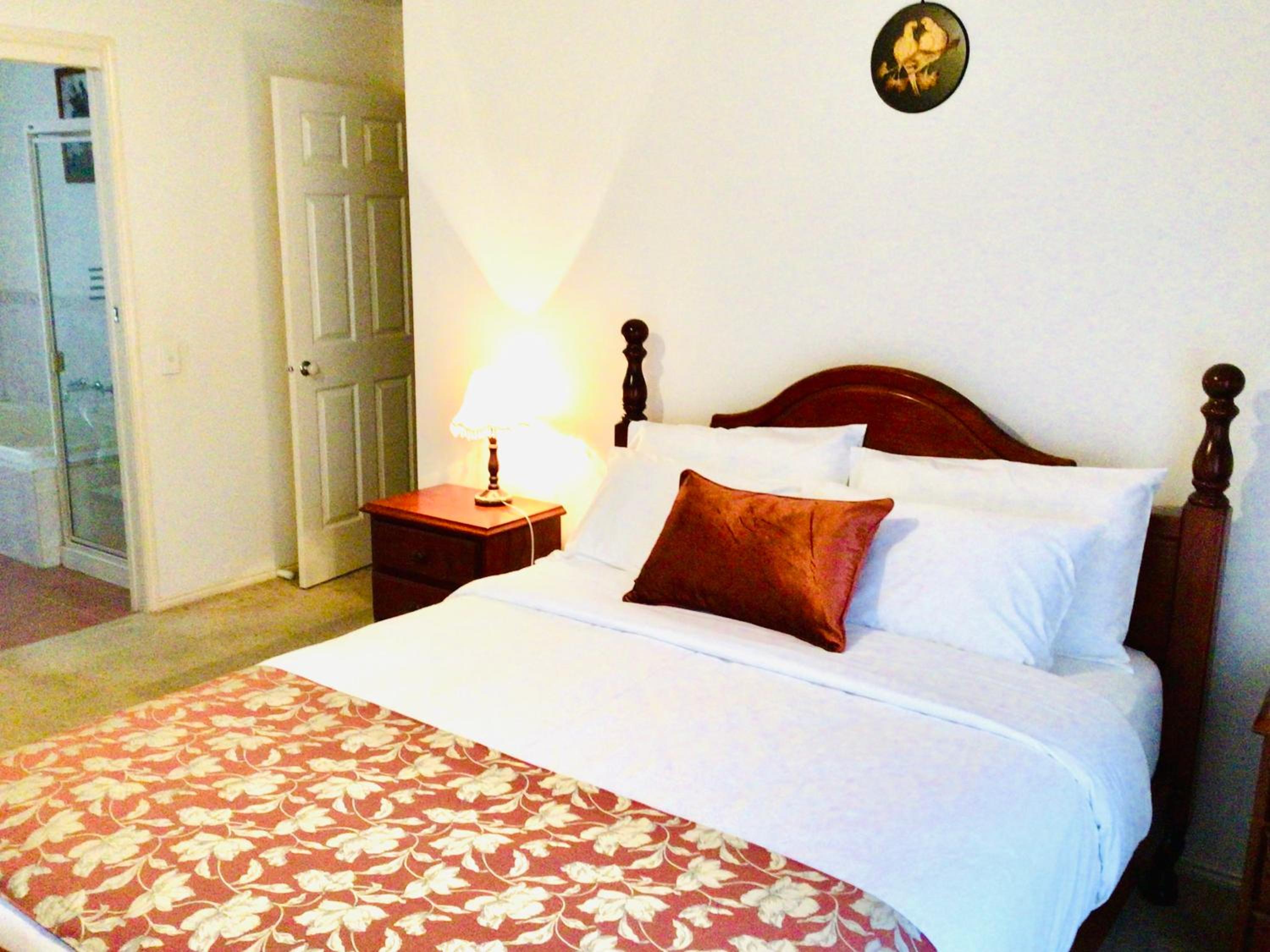 Five-Bedroom House photo 2