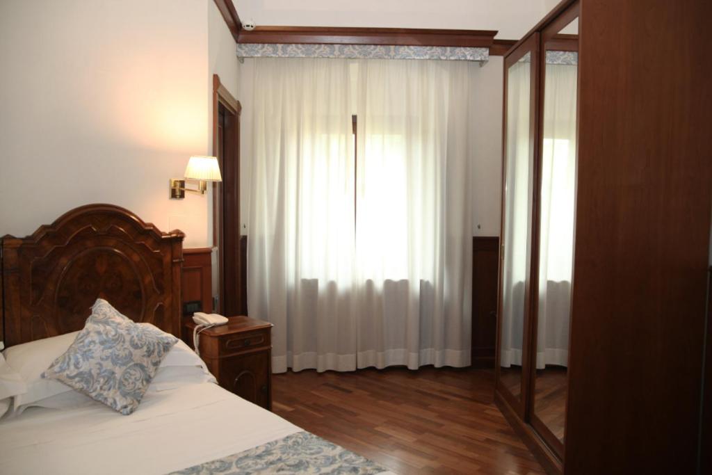 Deluxe Double Room - Photo 9