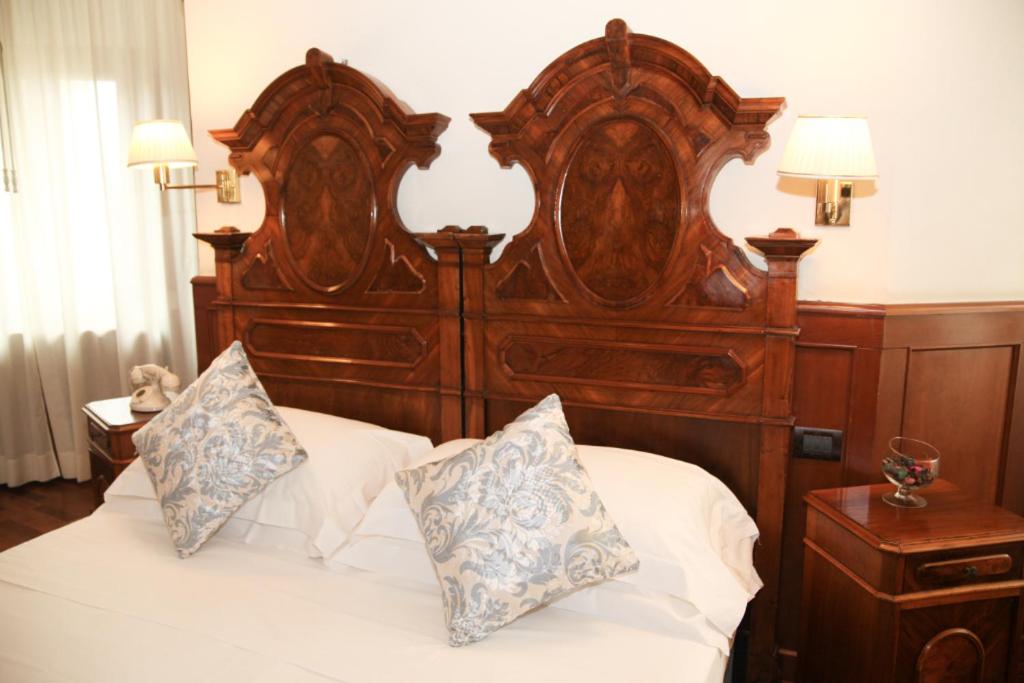 Deluxe Double Room - Photo 21