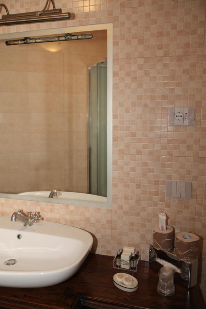 Deluxe Double Room - Photo 20