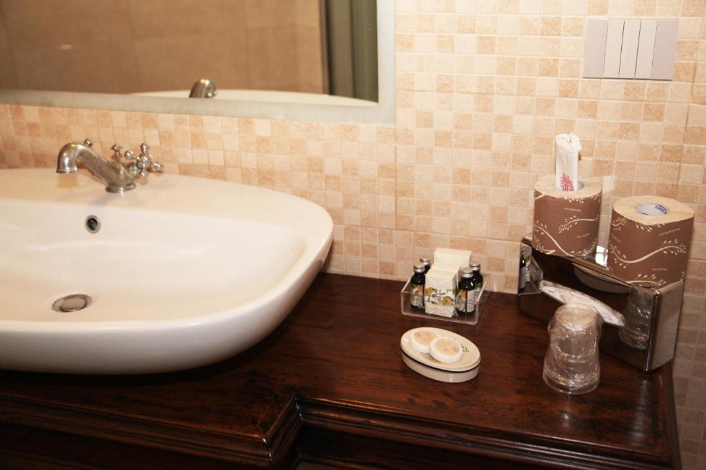 Deluxe Double Room - Photo 13