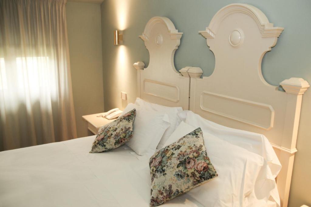 Superior Double or Twin Room - Photo 13