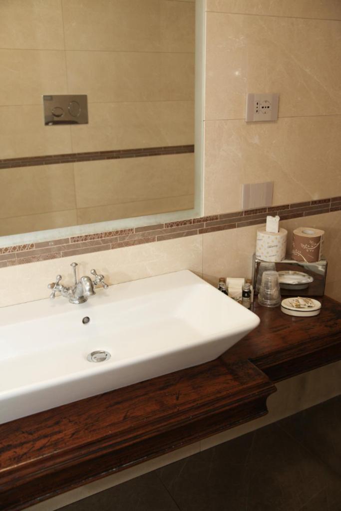 Suite - Photo 13