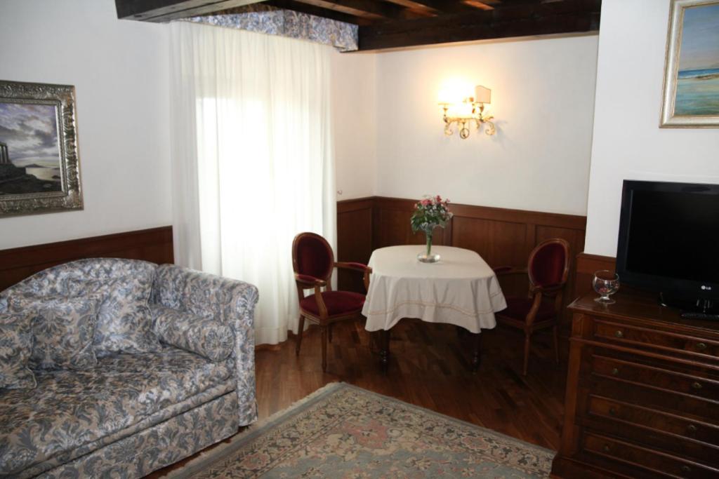 Suite - Photo 12