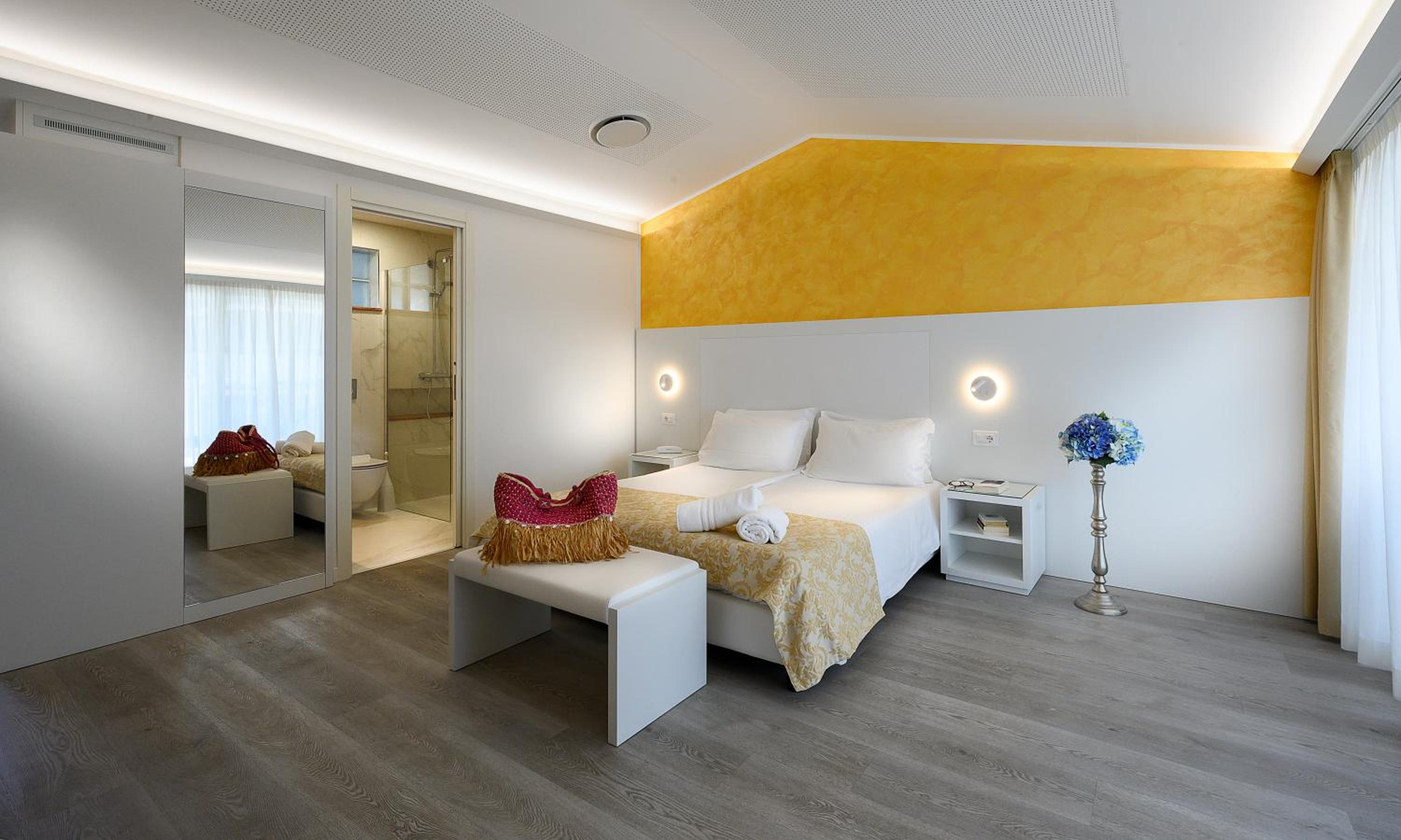 Superior Double or Twin Room with Side Sea View photo 1