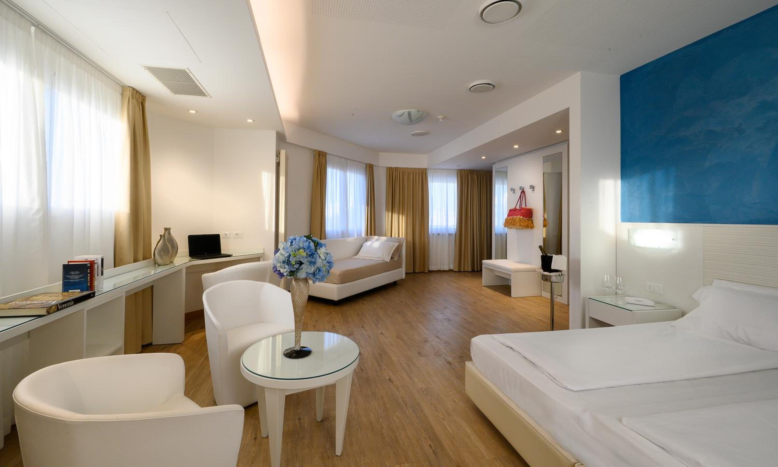 Superior Double or Twin Room with Side Sea View photo 3