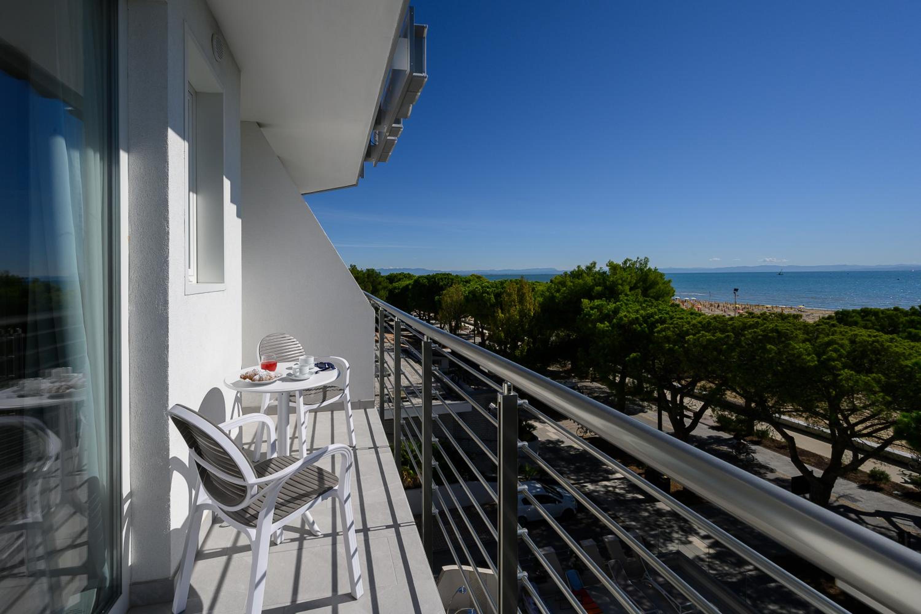 Deluxe Room with Side Sea View photo 3
