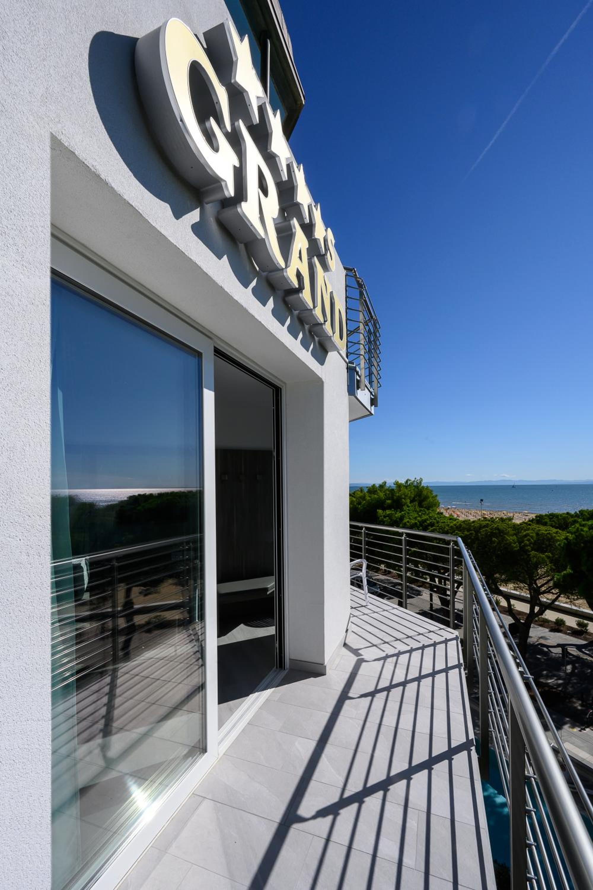 Deluxe Room with Side Sea View photo 2