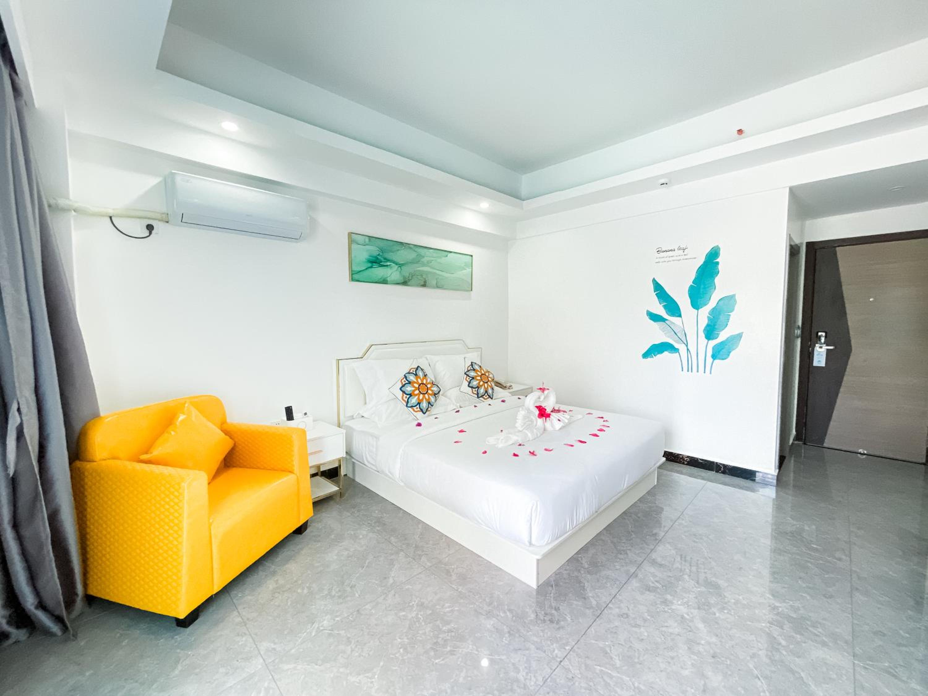 Twin Room with Pool View - Photo 22
