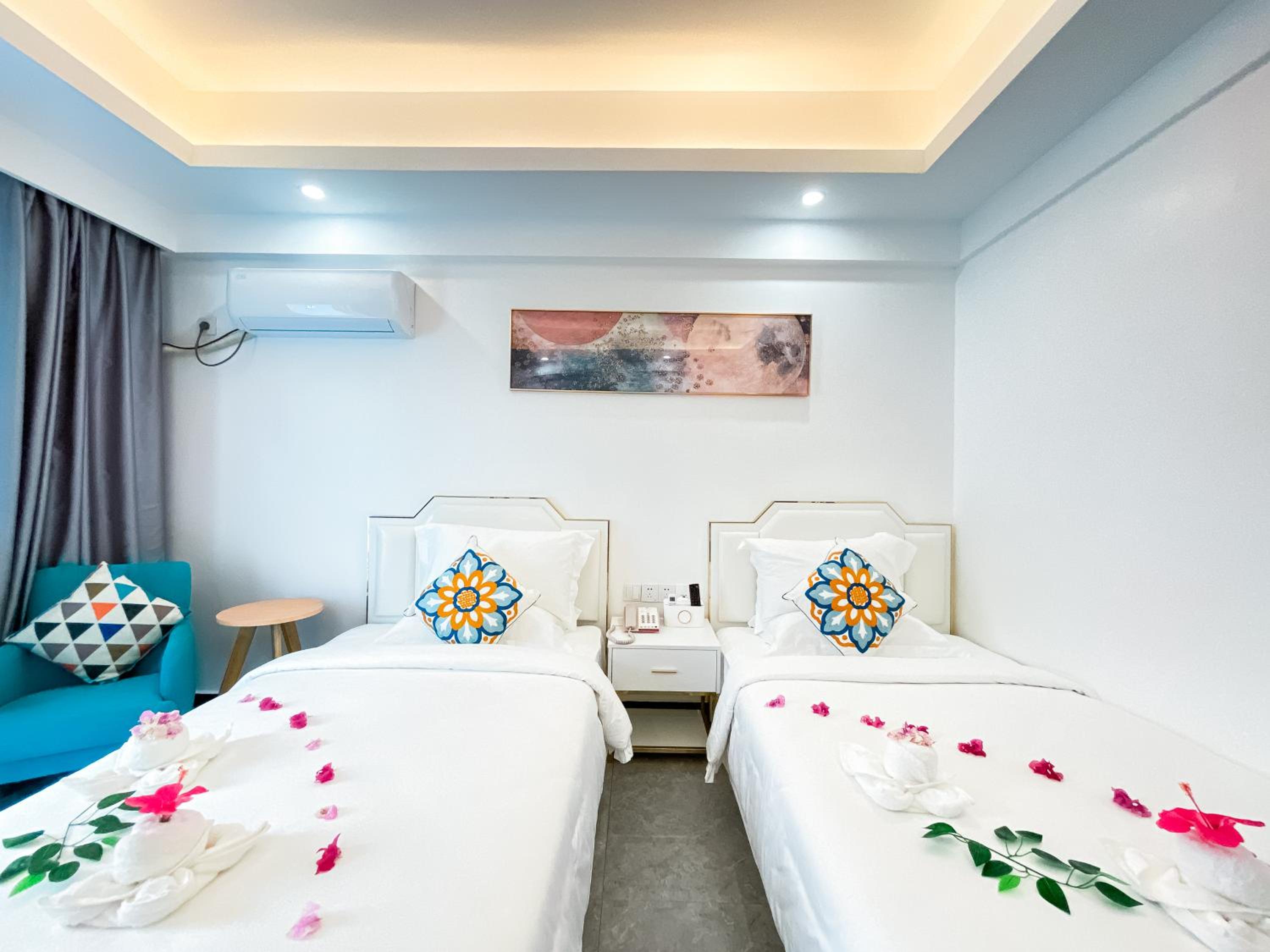 Twin Room with Pool View - Photo 24