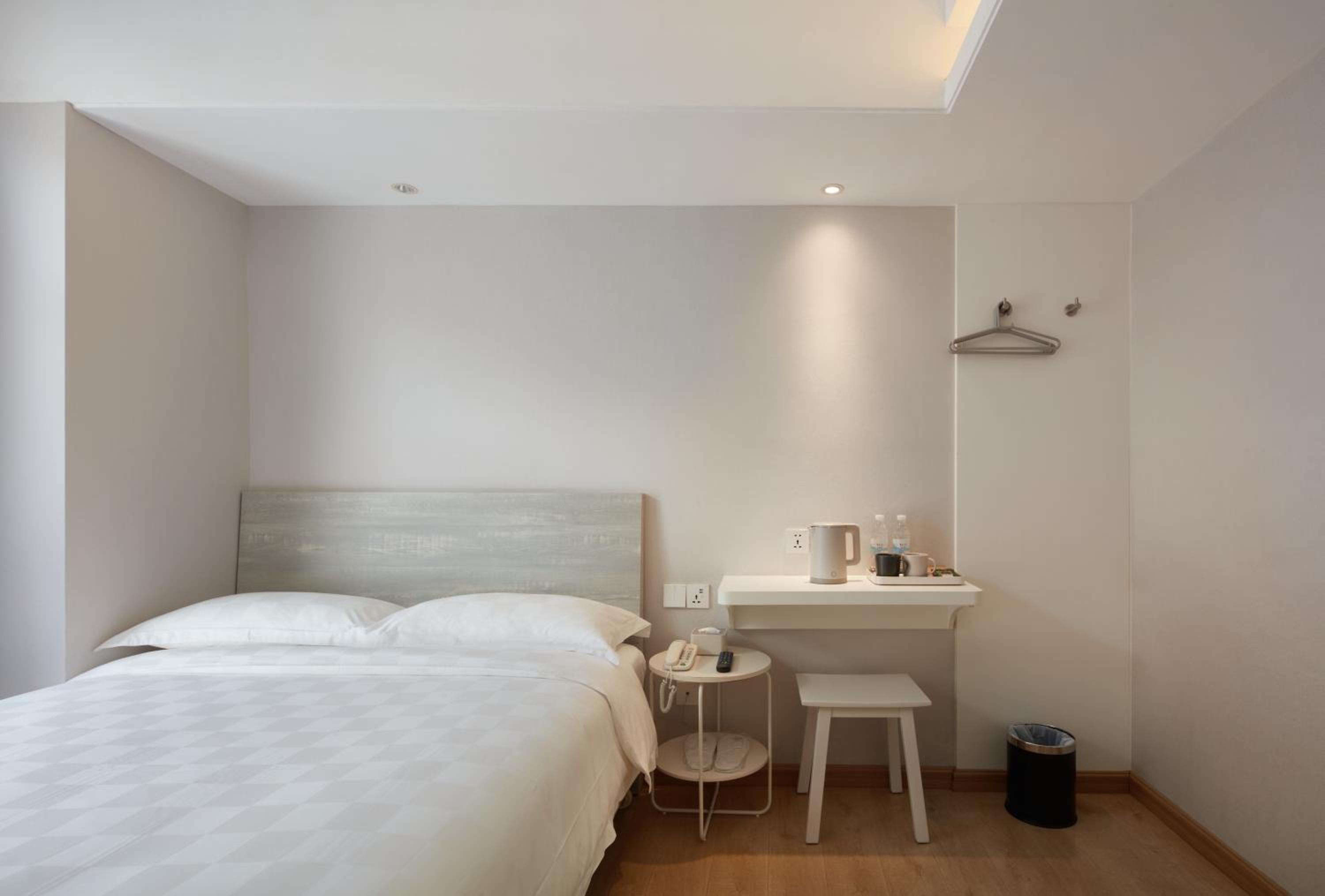 Standard Queen Room photo 3