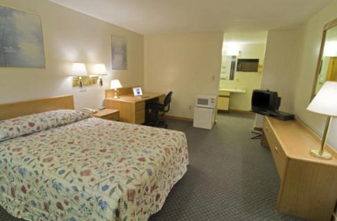 1 Queen Bed Non-Smoking - Photo 1