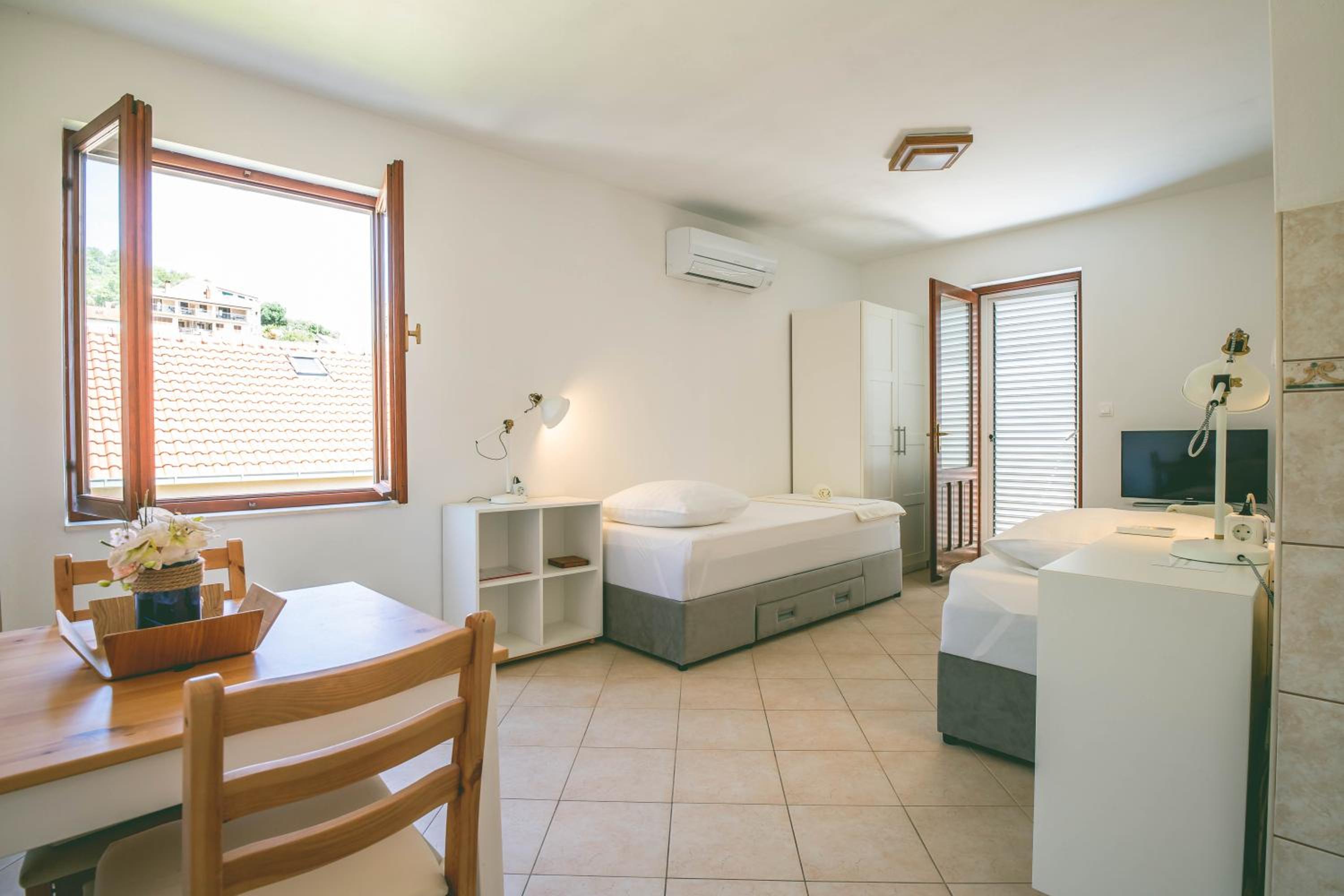 Studio with Balcony - Photo 13