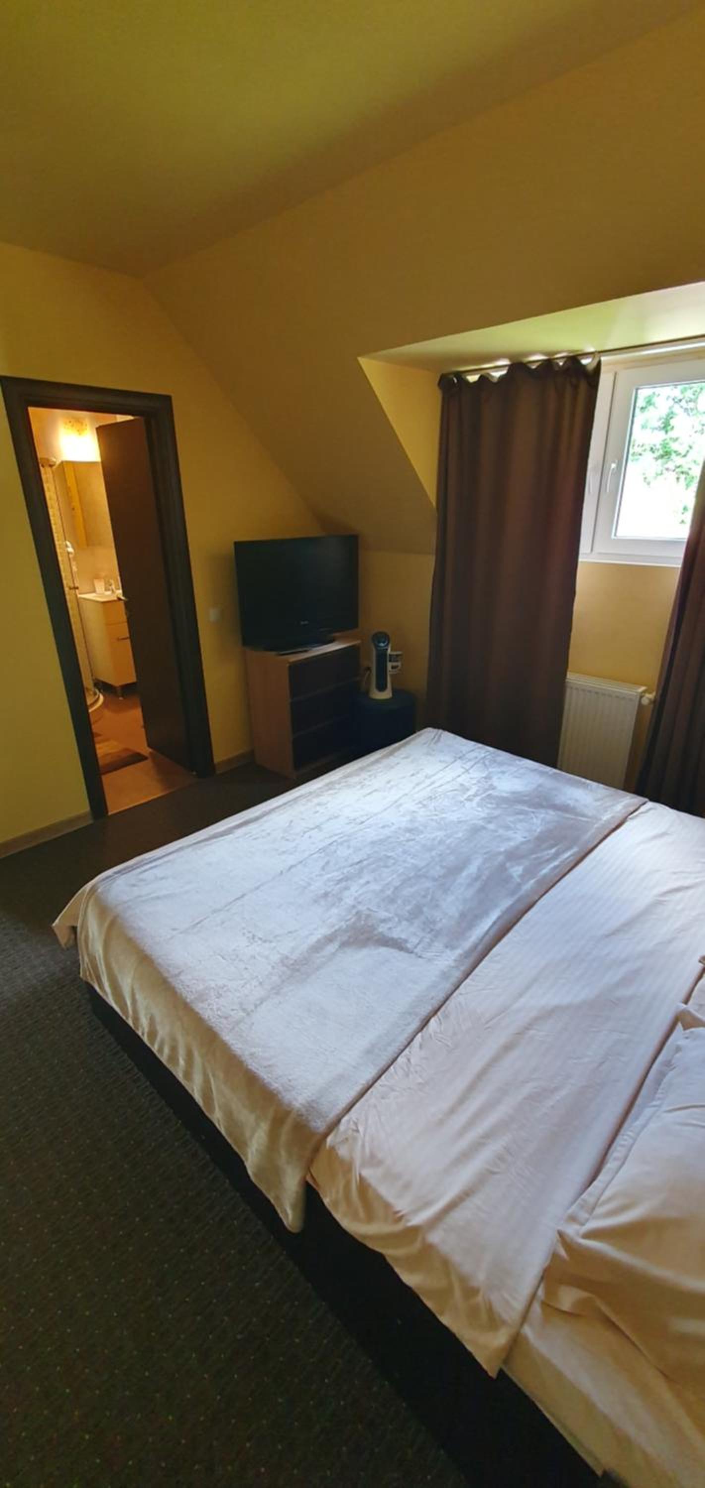 Queen Room photo 3