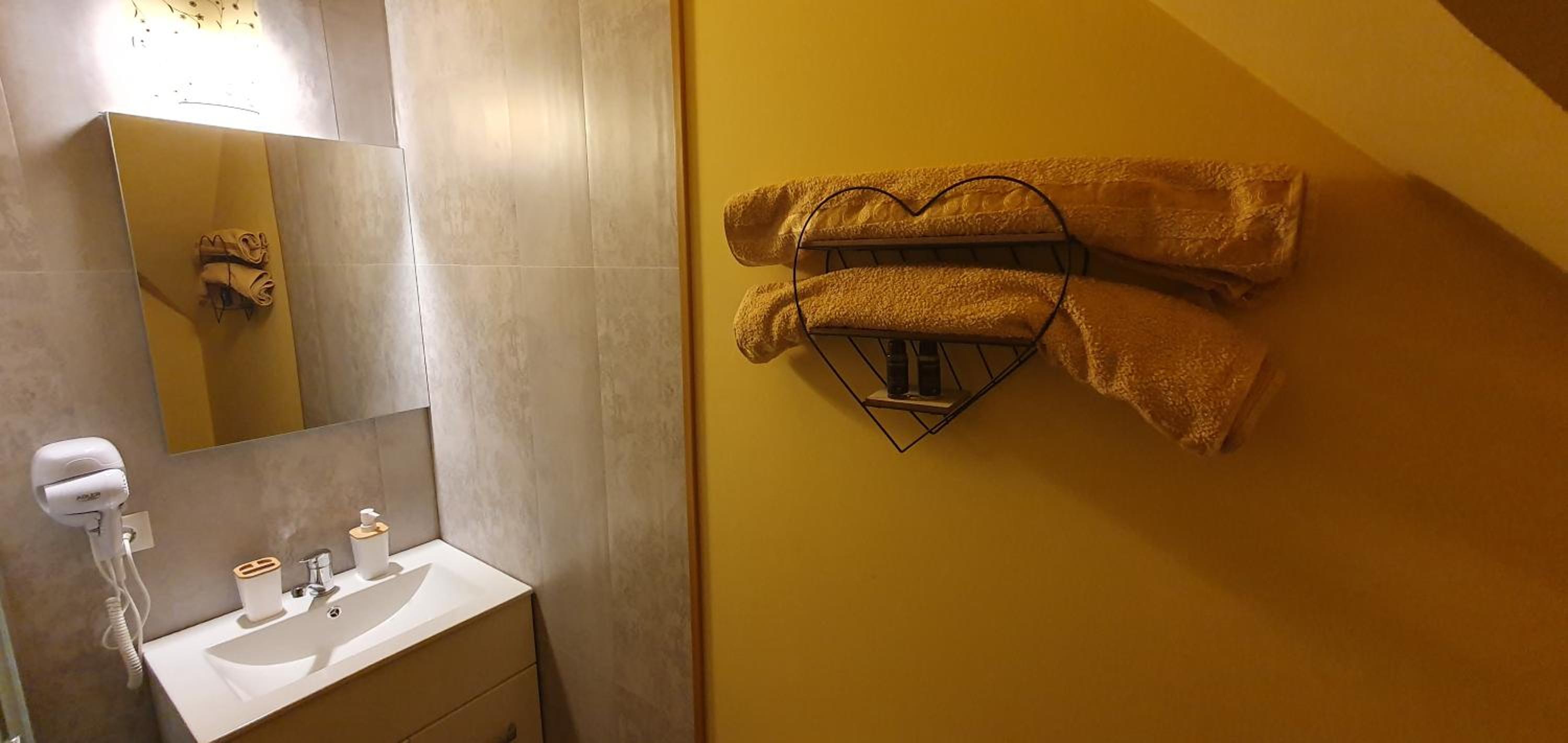Deluxe Double Room (2 Adults + 1 Child) photo 2