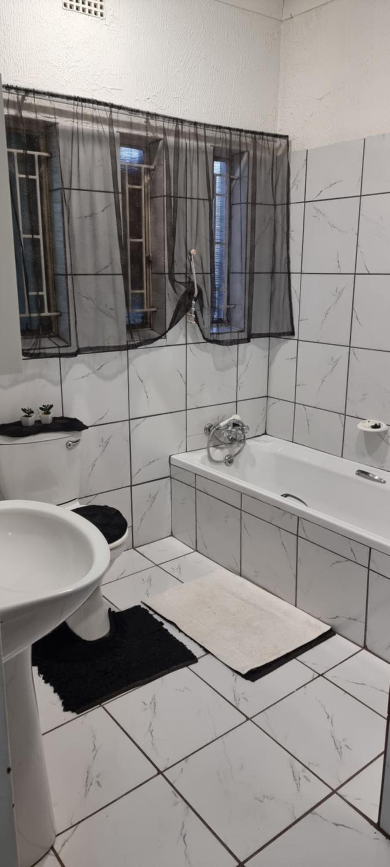 Standard Twin Room - Photo 7