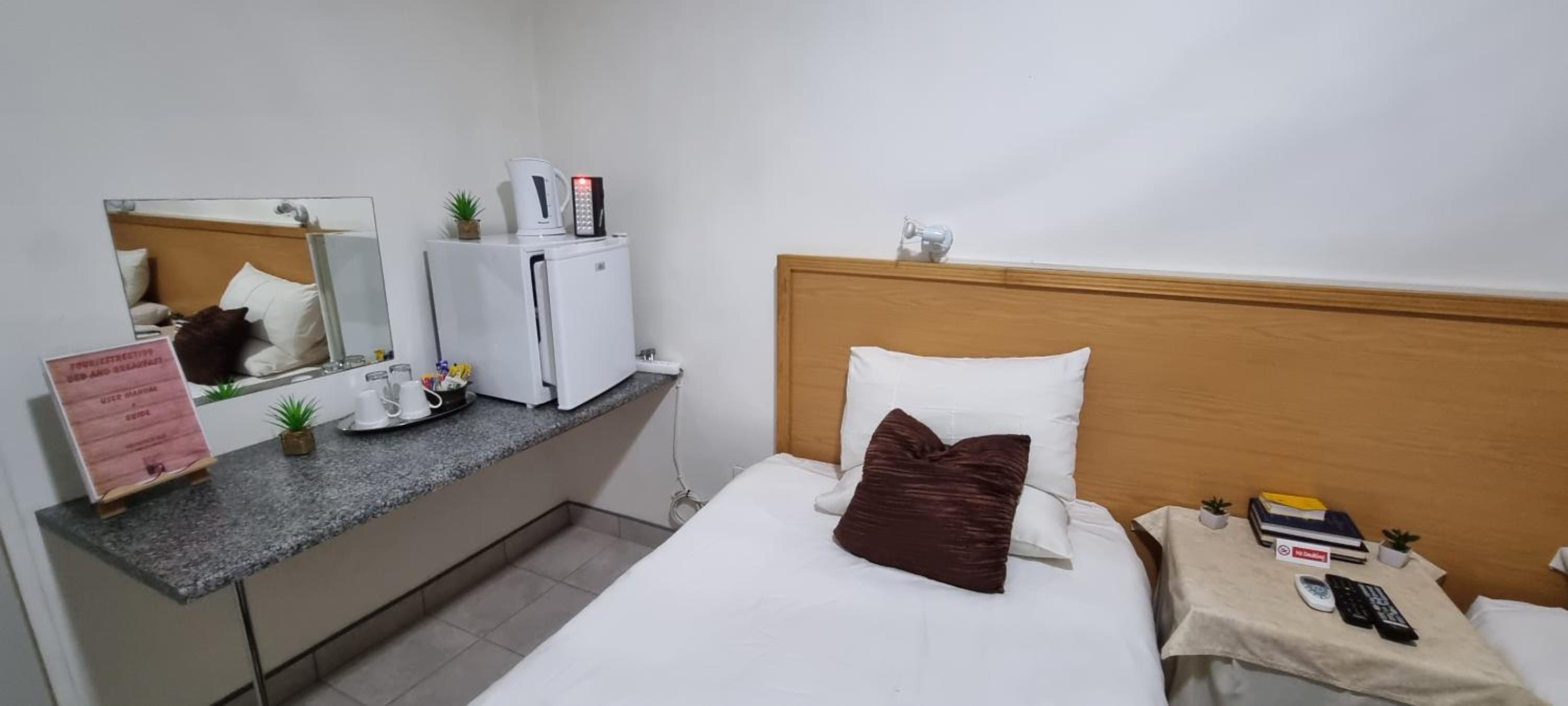 Standard Twin Room - Photo 6