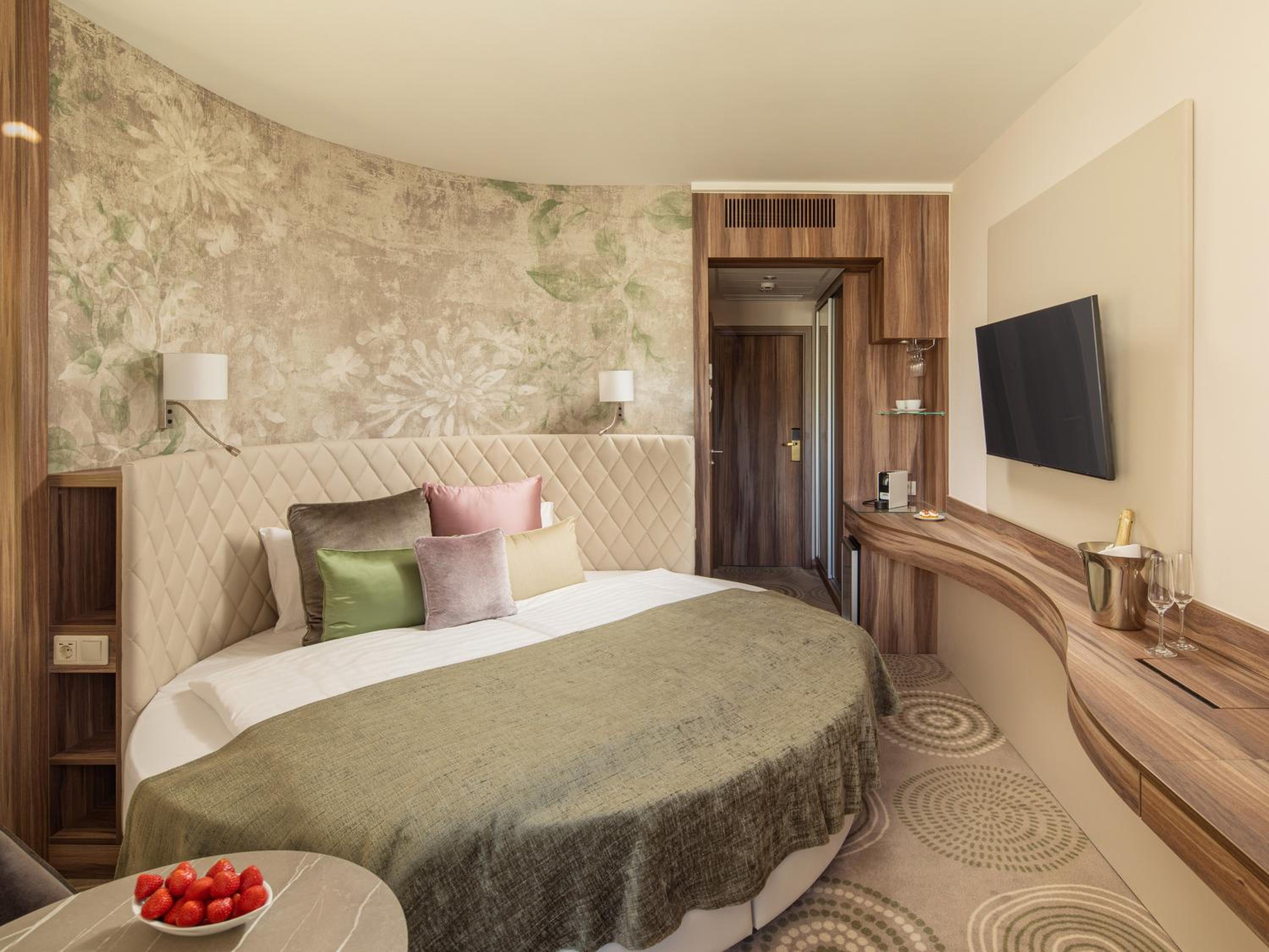 Superior King Room - Photo 7
